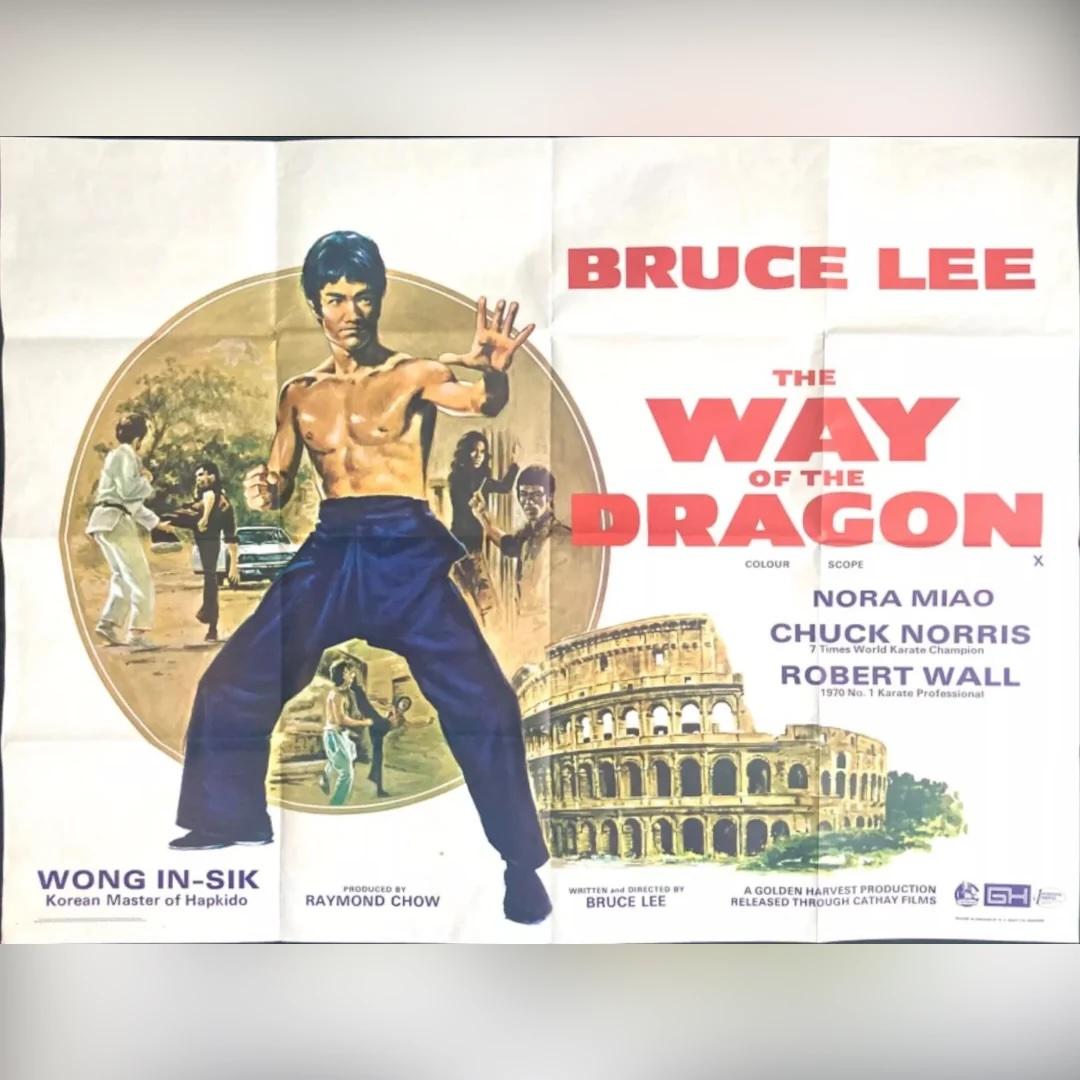 Der Weg des Drachen (1972)
Original British Quad (30 X 40 Zoll)

Einer der bekanntesten Kung-Fu-Filme von Bruce Lee. Die Tatsache, dass der Film in Rom spielt, spiegelt sowohl die weltweite Anziehungskraft solcher Filme zu jener Zeit wider als auch