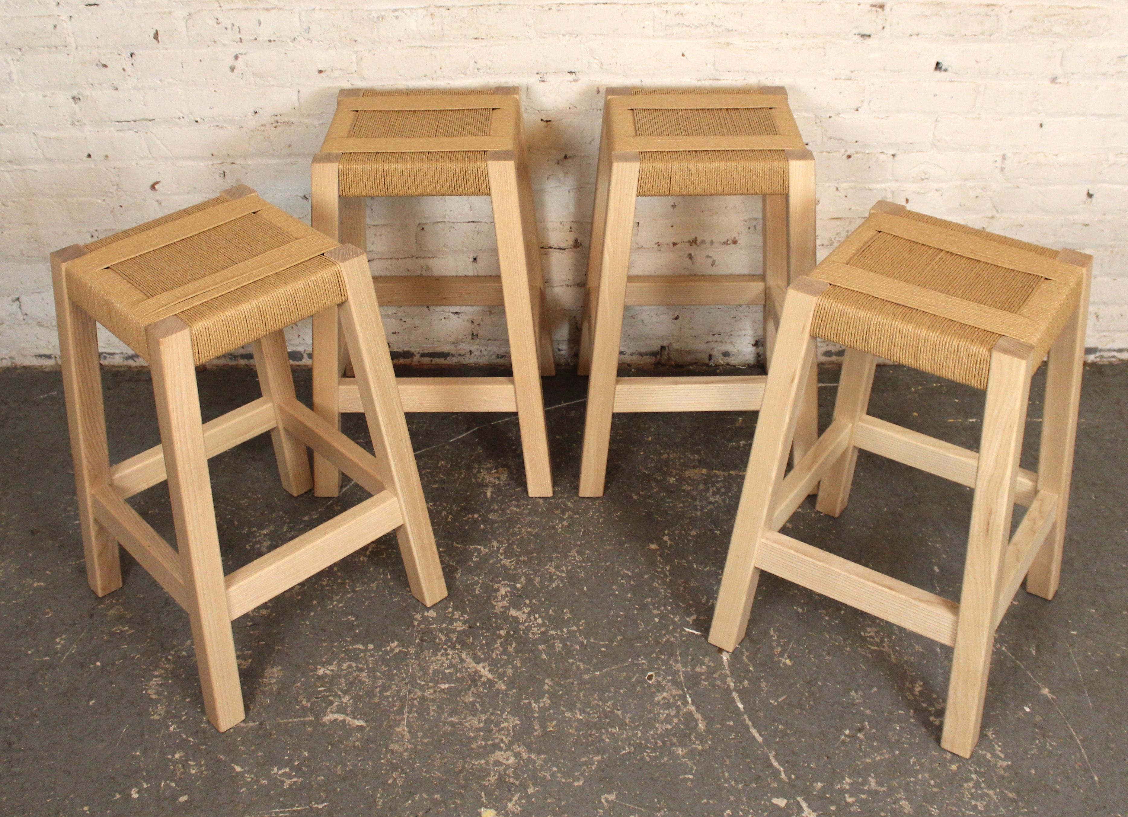 Ensemble de quatre tabourets conçus par Gabriel Tan pour Origin Made. Le siège est magnifiquement tissé à la main par Maria Adelina, une tisserande portugaise. Il n'y a pas de brancard sur ces tabourets en raison de la conception magistrale de la