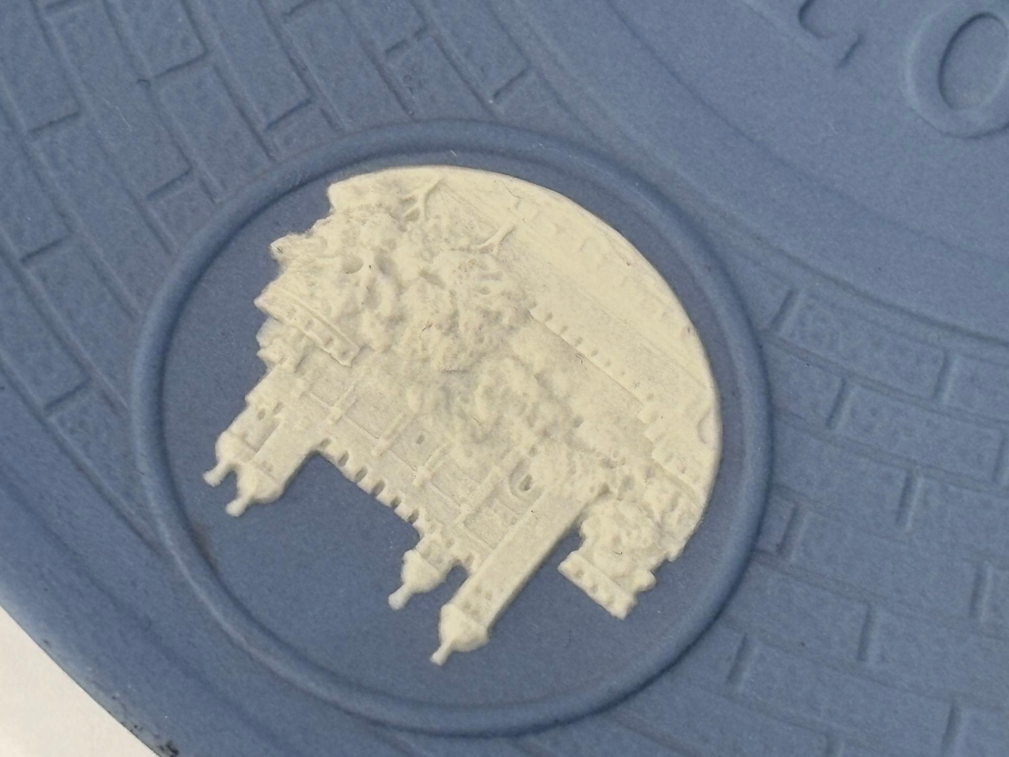 The Wedgwood London Landmark Reliefs Plate 1975 Pale Blue and White Jasper For Sale 4