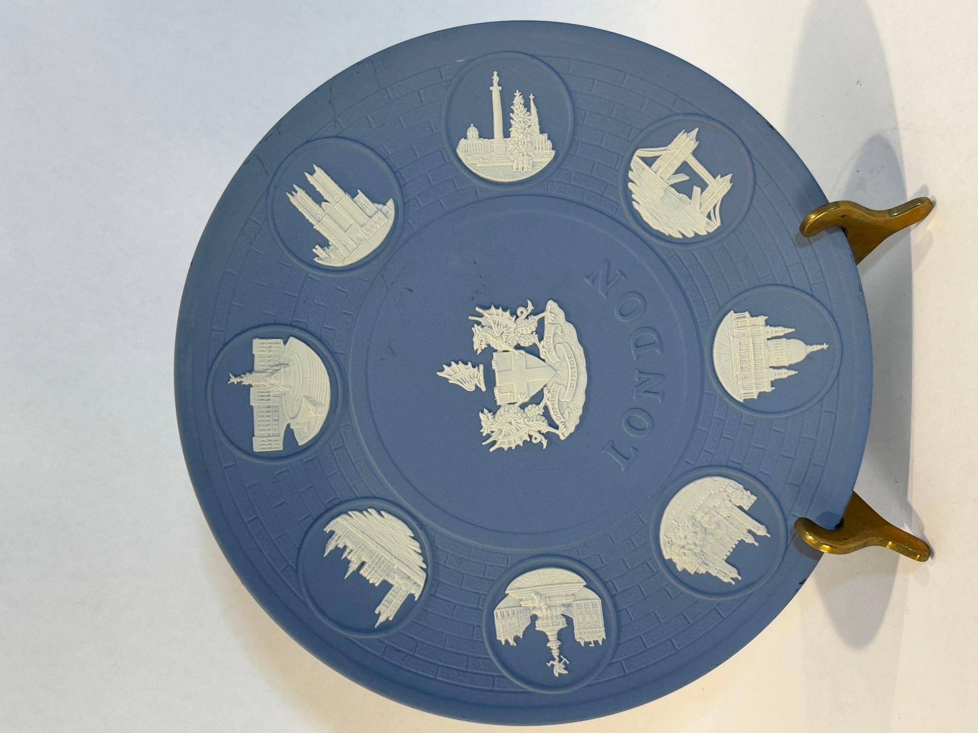 The Wedgwood London Landmark Reliefs Plate 1975 Pale Blue and White Jasper For Sale 8