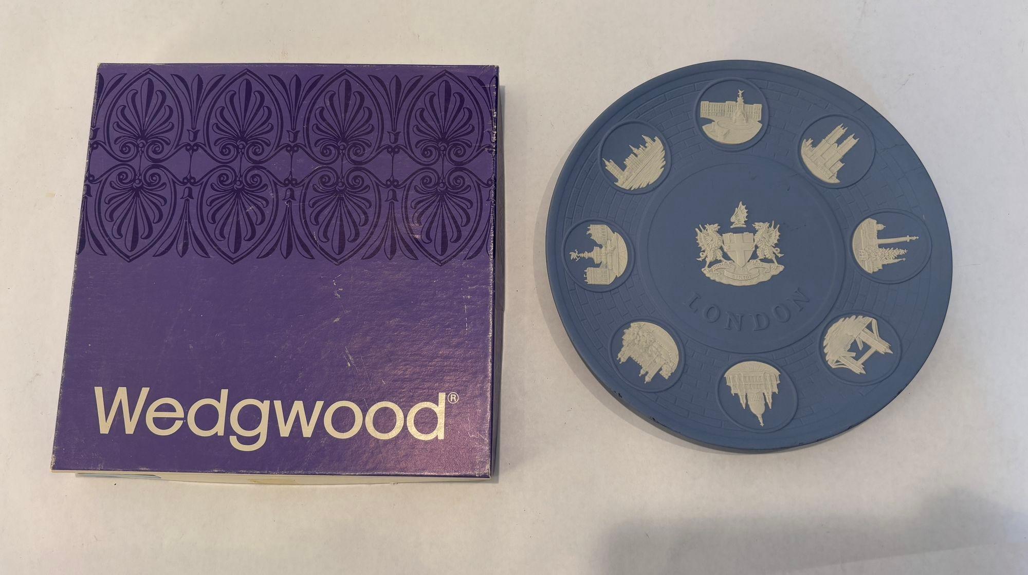 Victorian The Wedgwood London Landmark Reliefs Plate 1975 Pale Blue and White Jasper For Sale