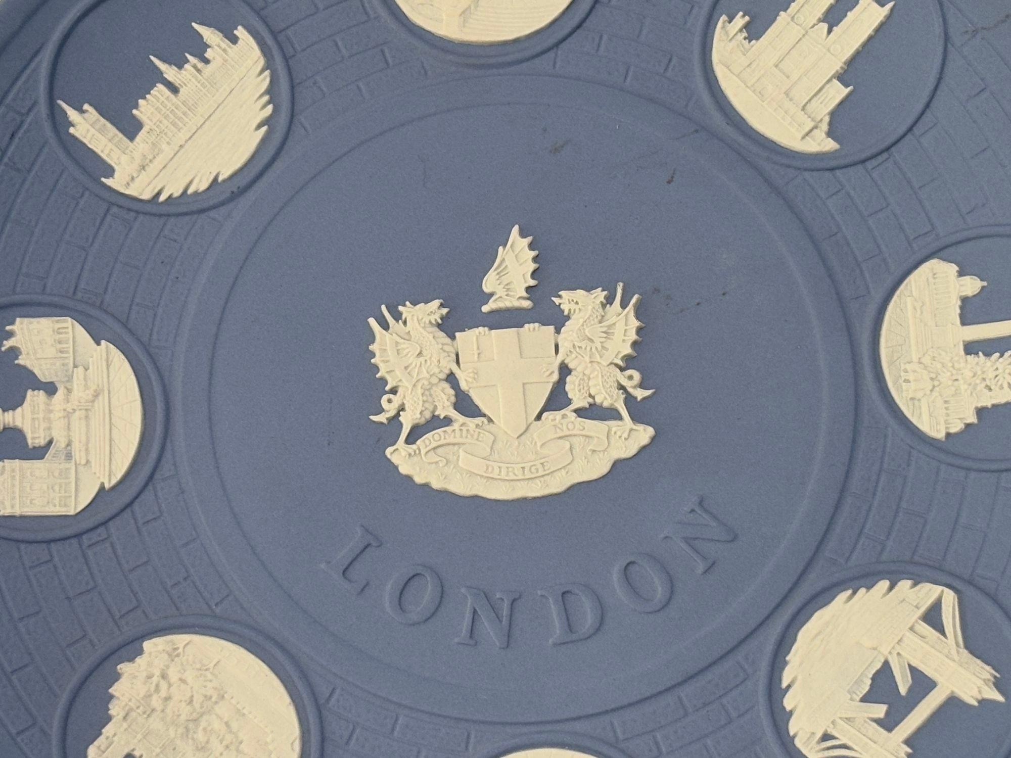 English The Wedgwood London Landmark Reliefs Plate 1975 Pale Blue and White Jasper For Sale