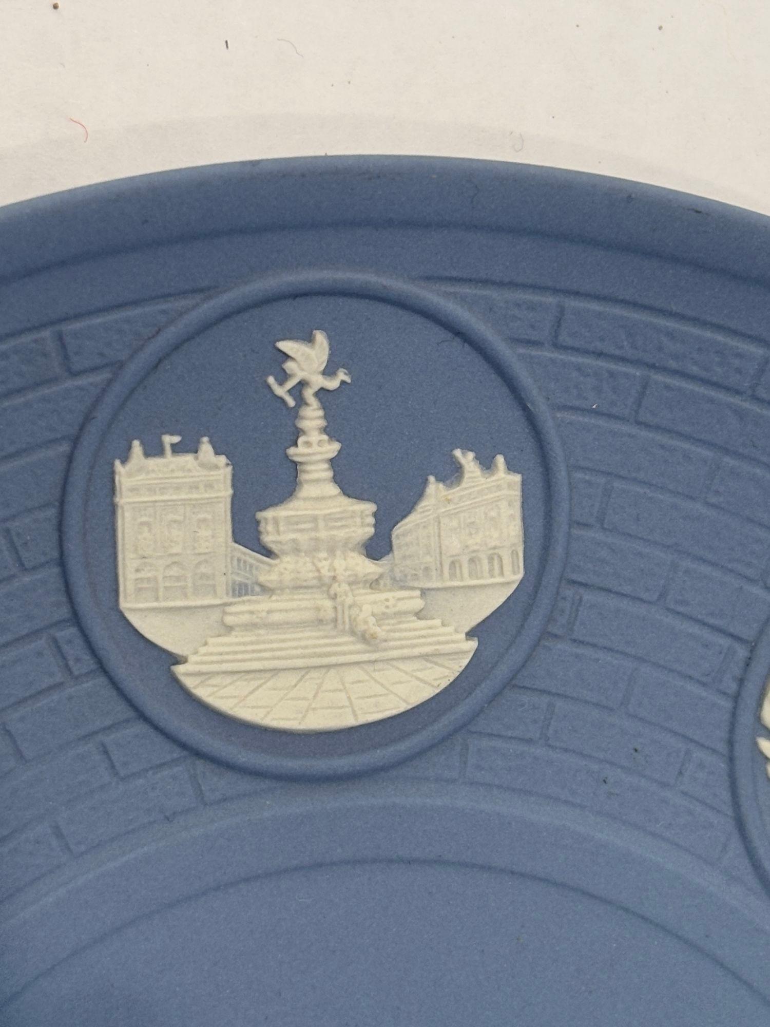Hand-Crafted The Wedgwood London Landmark Reliefs Plate 1975 Pale Blue and White Jasper For Sale