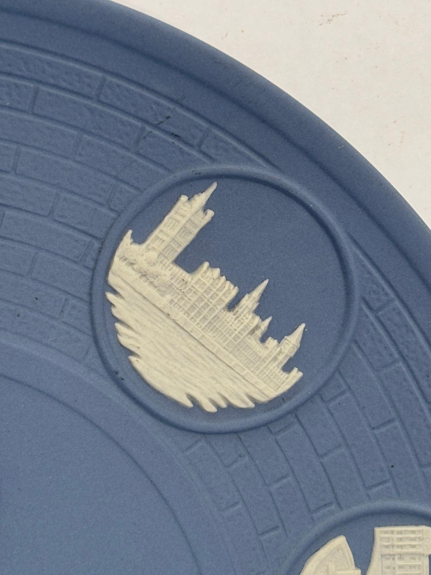 The Wedgwood London Landmark Reliefs Plate 1975 Pale Blue and White Jasper In Good Condition For Sale In North Hollywood, CA