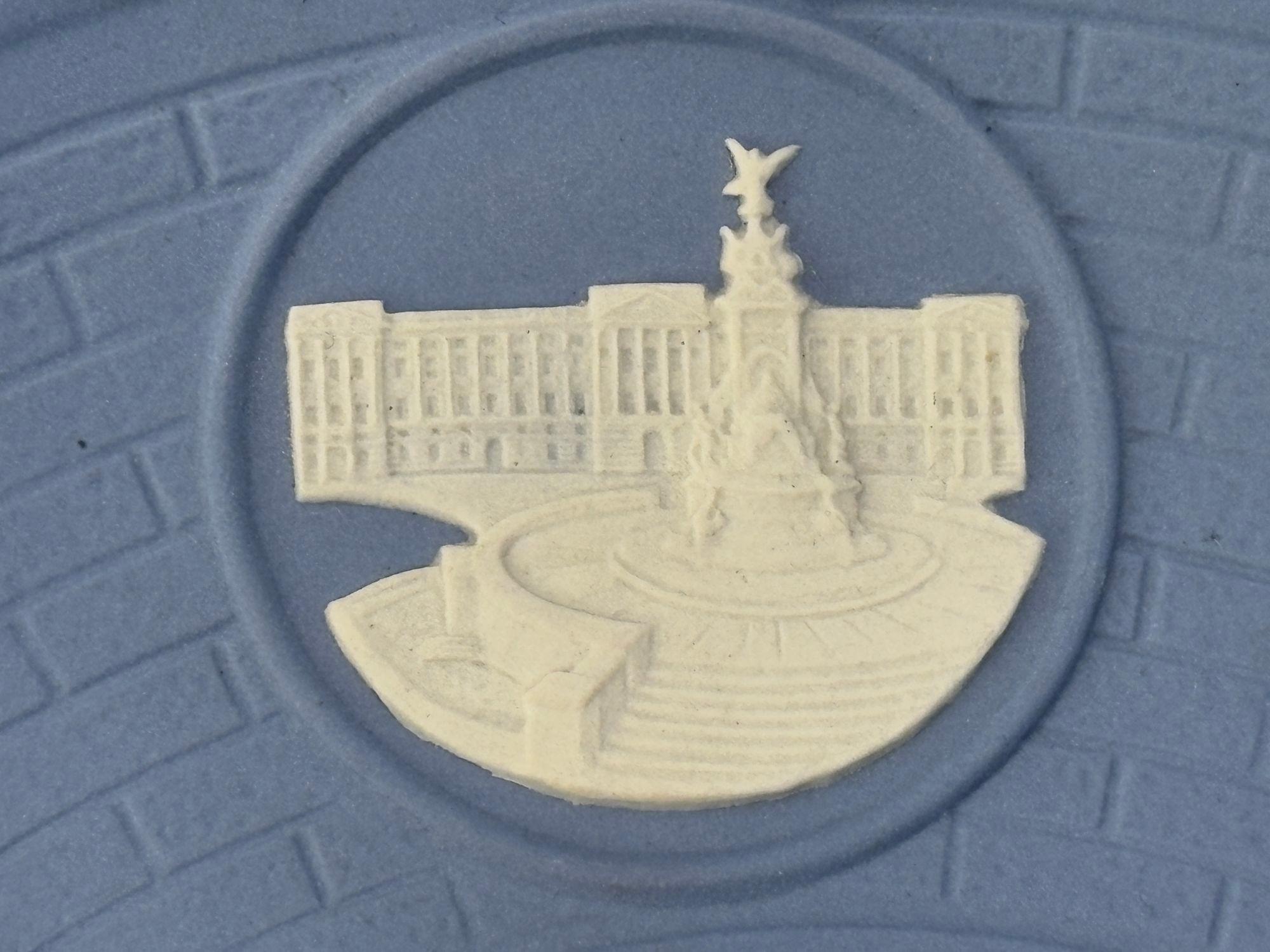 20th Century The Wedgwood London Landmark Reliefs Plate 1975 Pale Blue and White Jasper For Sale