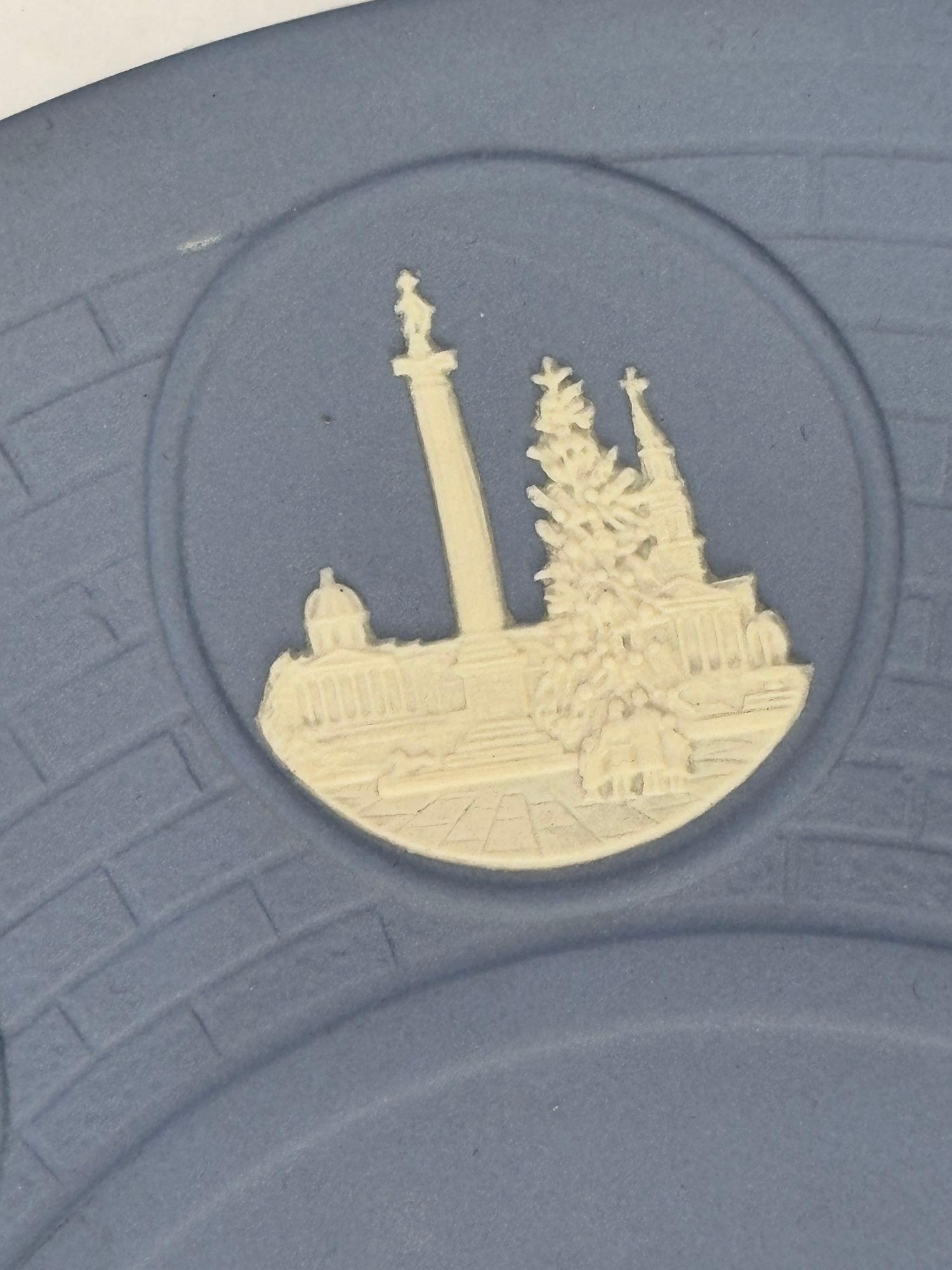 The Wedgwood London Landmark Reliefs Plate 1975 Pale Blue and White Jasper For Sale 1
