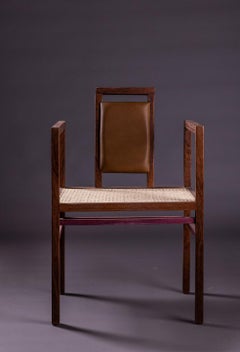 Der Eccentric Sessel aus massivem Sucupira-Holz und lila Herz