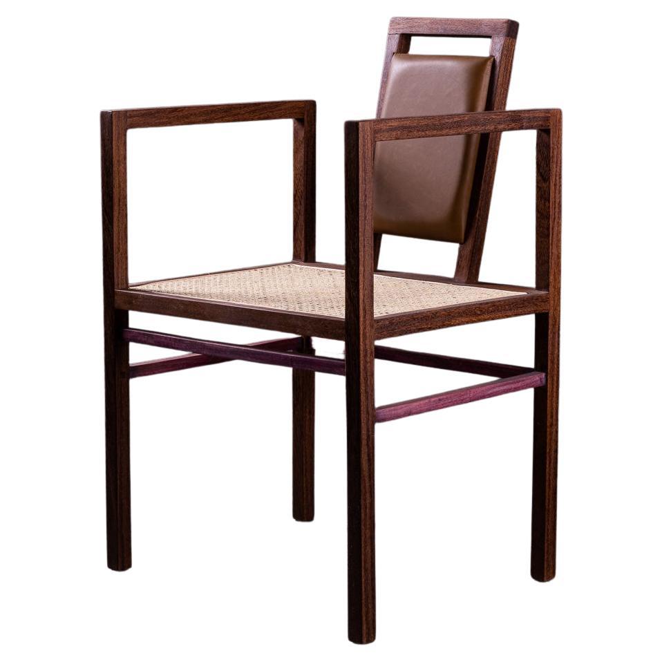 Der Eccentric Sessel aus massivem Sucupira-Holz und lila Herz 