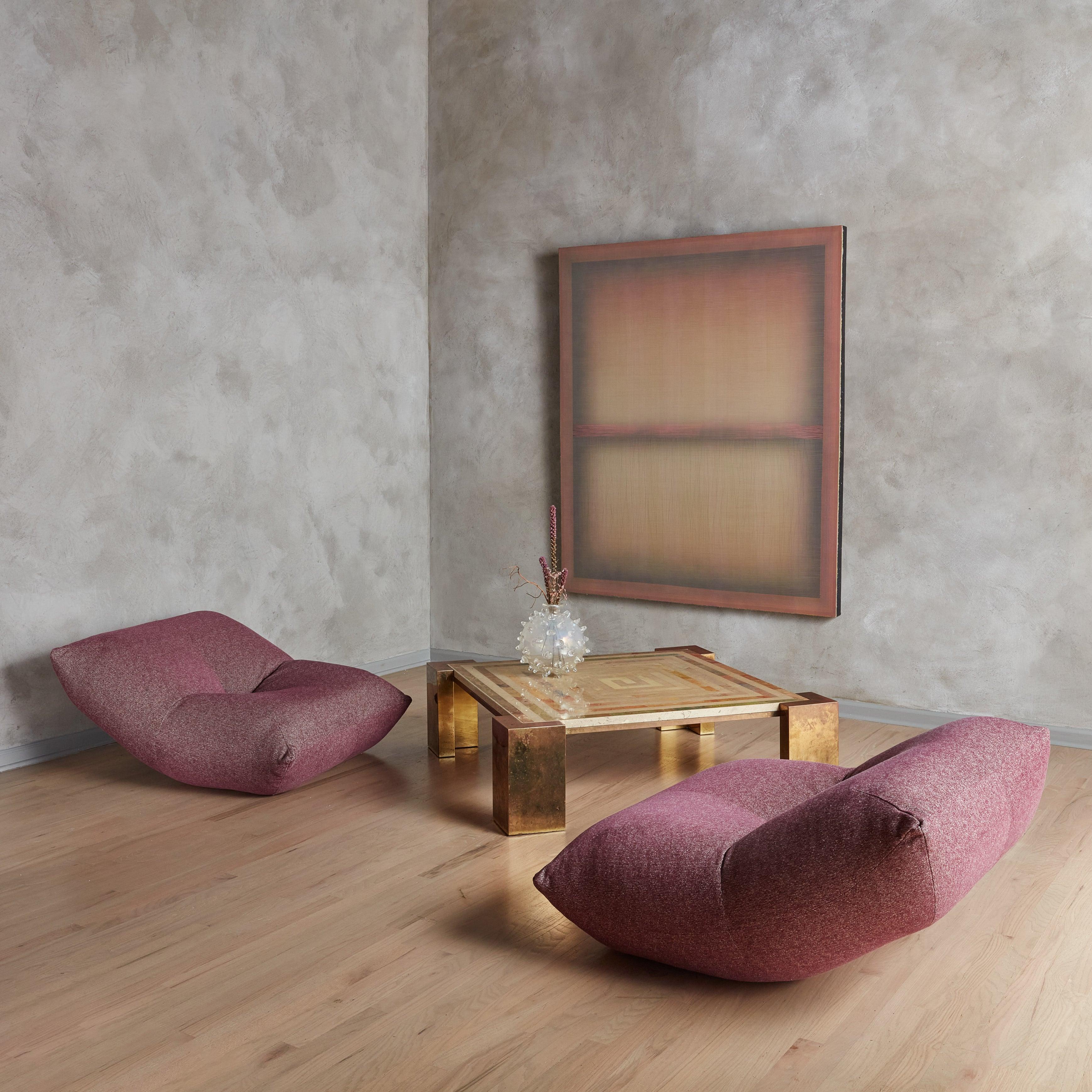 Un monumentale dipinto a matita e acrilico su tela dell'artista americano Marc Ross, 2022. Questo quadro astratto minimale presenta un'impressionante gradazione di tonalità ocra e arancione bruciato con linee a matita visibili, che gli conferiscono