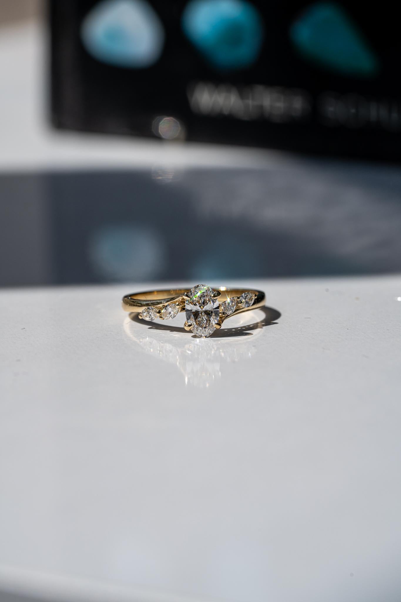 in vendita:  L'anello di fidanzamento con diamante ovale Whisper 6