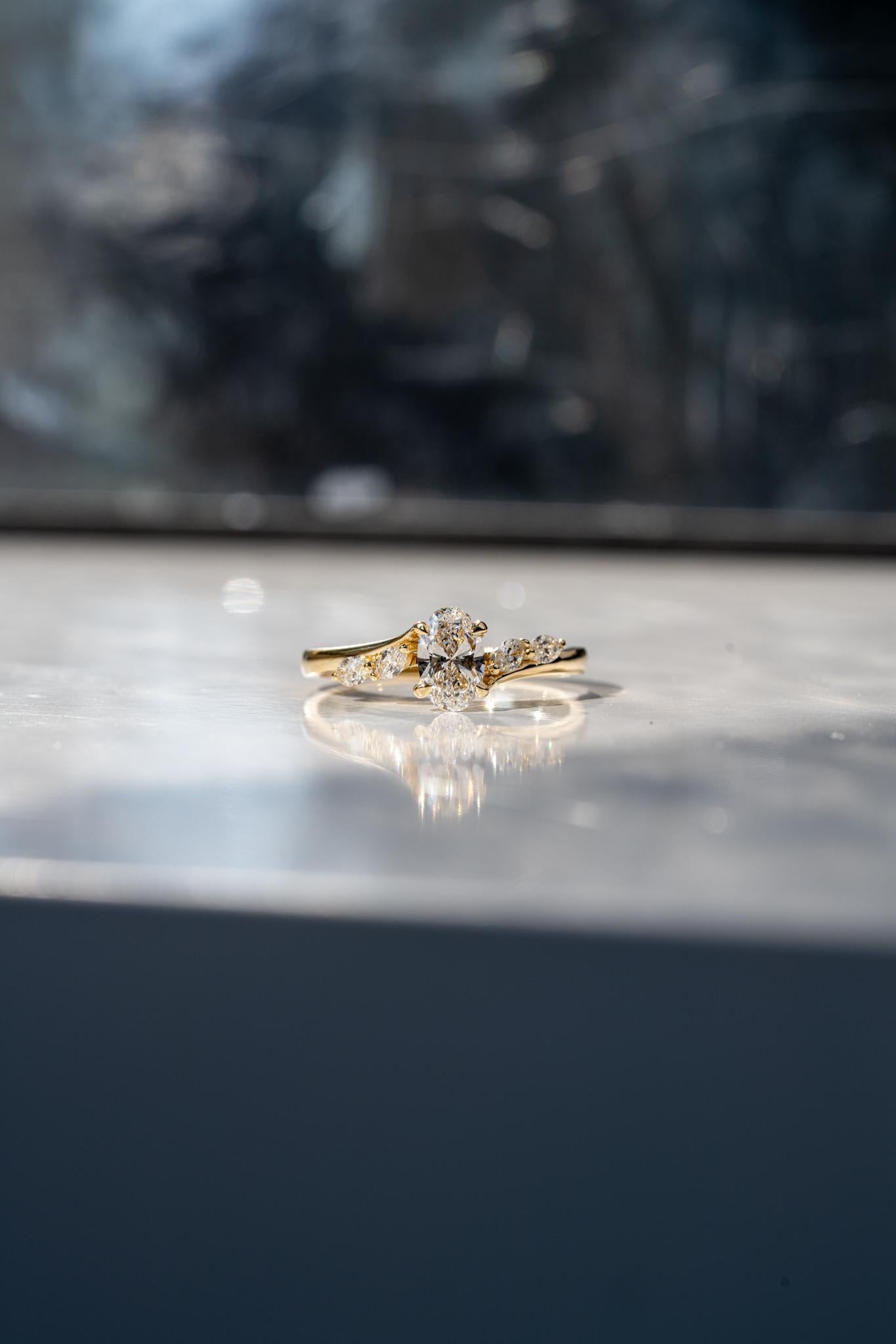 in vendita:  L'anello di fidanzamento con diamante ovale Whisper 8