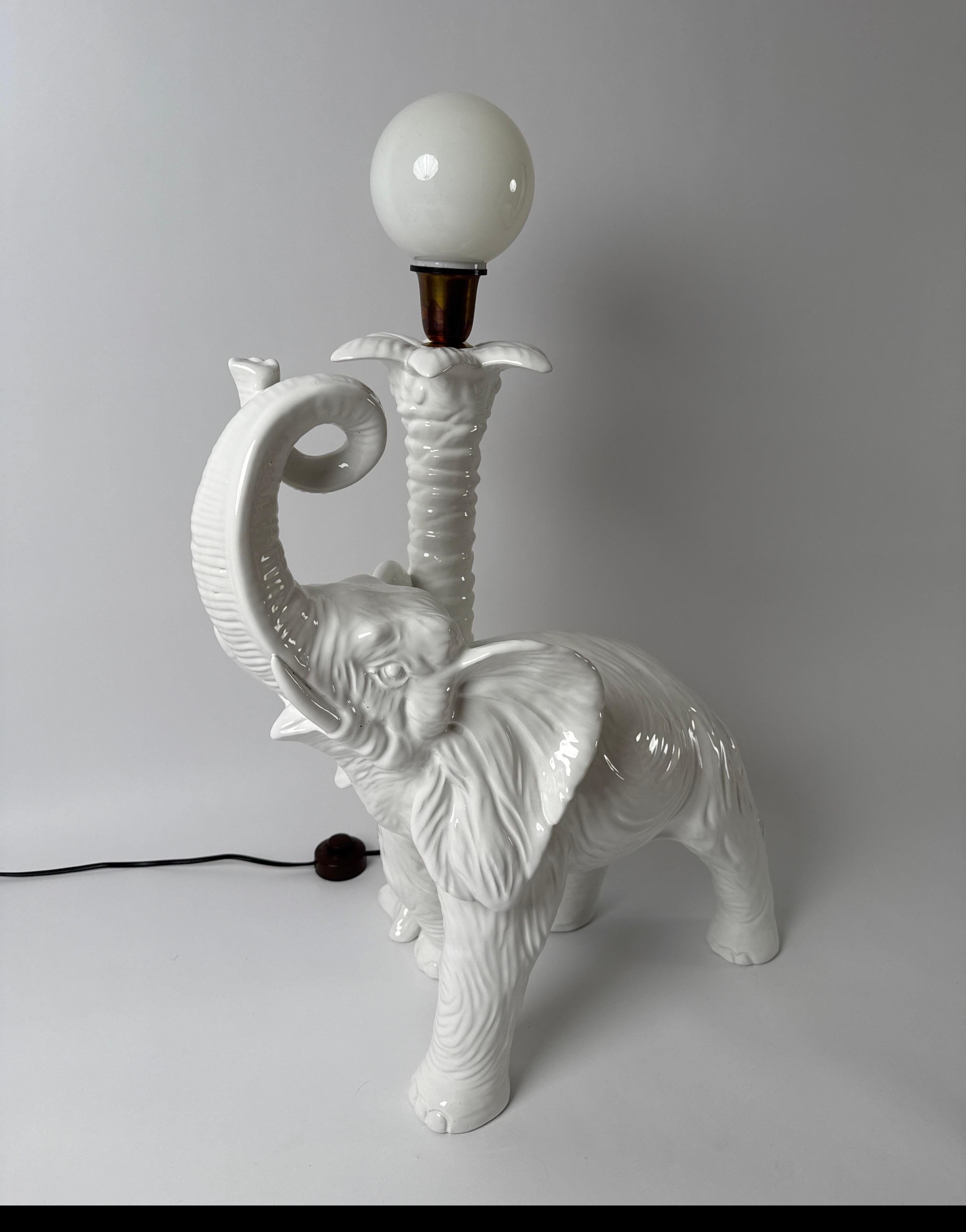 Hollywood Regency Lampadaire ou lampe de table éléphant blanc, Italie 1970 en vente