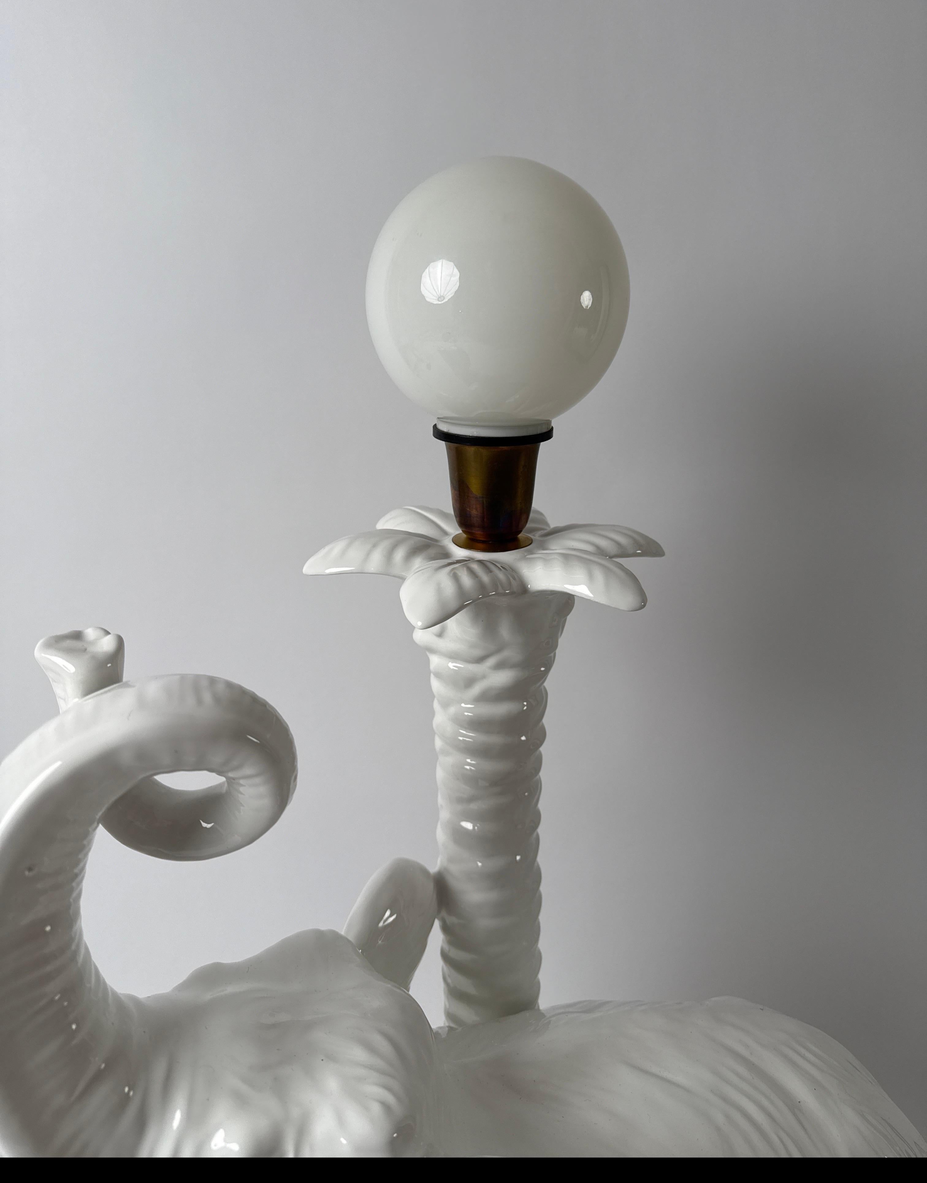 Lampadaire ou lampe de table éléphant blanc, Italie 1970 Bon état - En vente à Hannover, DE