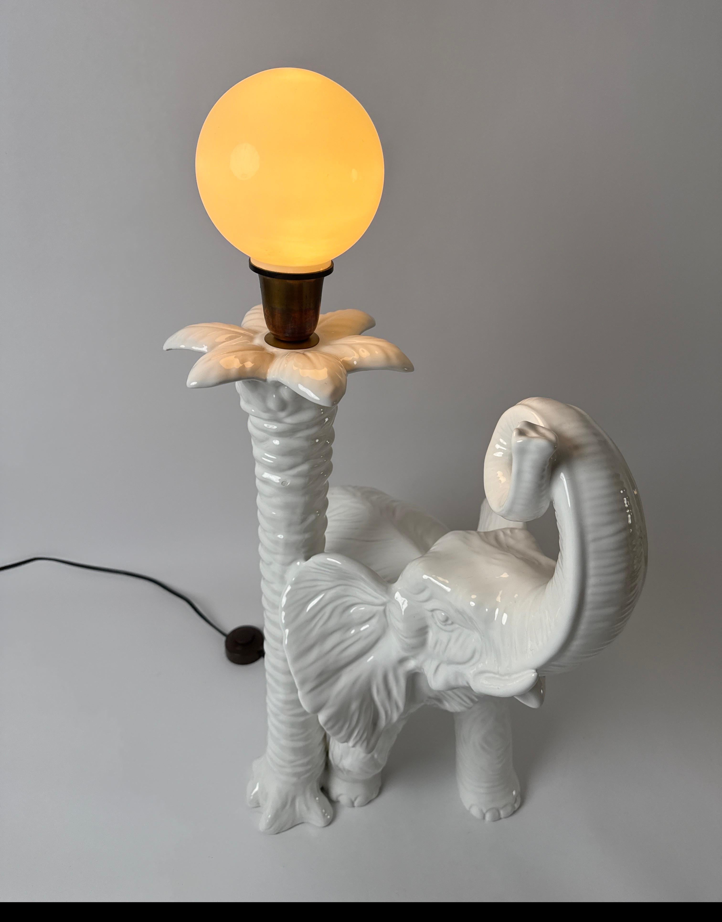 Lampadaire ou lampe de table éléphant blanc, Italie 1970 en vente 1