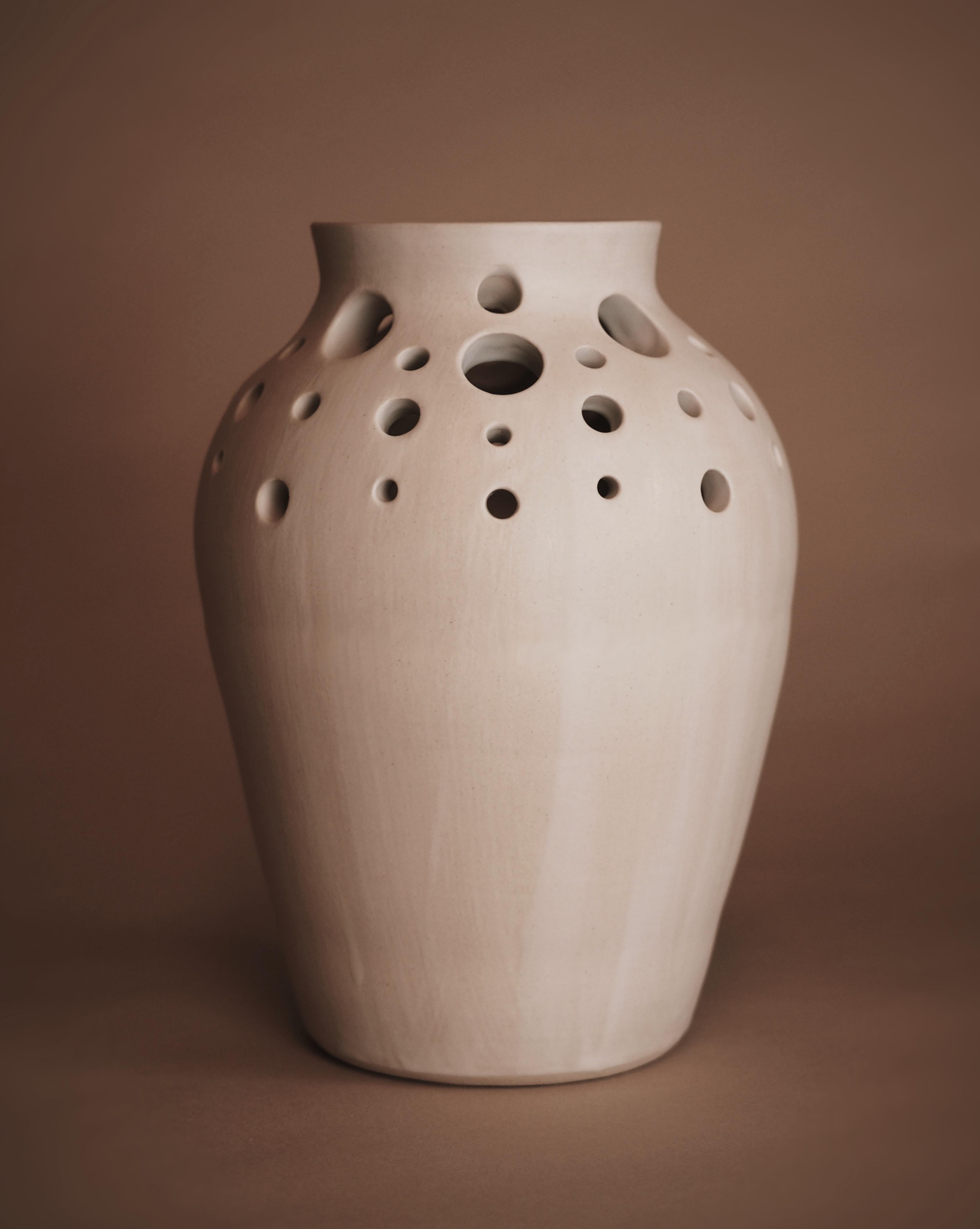 “The White Hole” white stoneware vase hand made in Ibiza by Laura de Grinyo For Sale 4