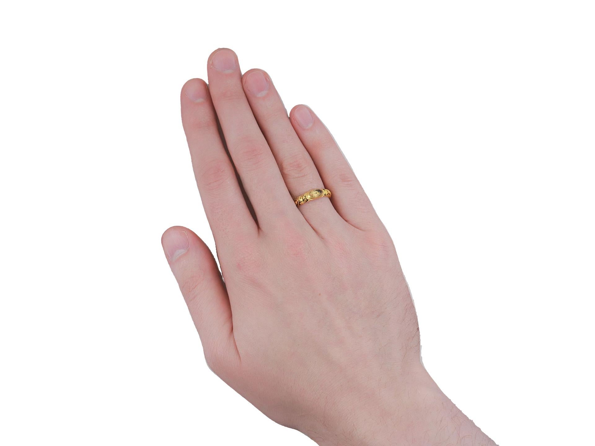 Der William Hewer-Trauerring. Ein glatter D-förmiger Trauerring, besetzt mit einem Stück ovalen, facettierten Glases in der Mitte einer geschlossenen Lünette, die zu dekorativ geschnitzten Schultern mit Distel- und Blattmotiven führt und in einen