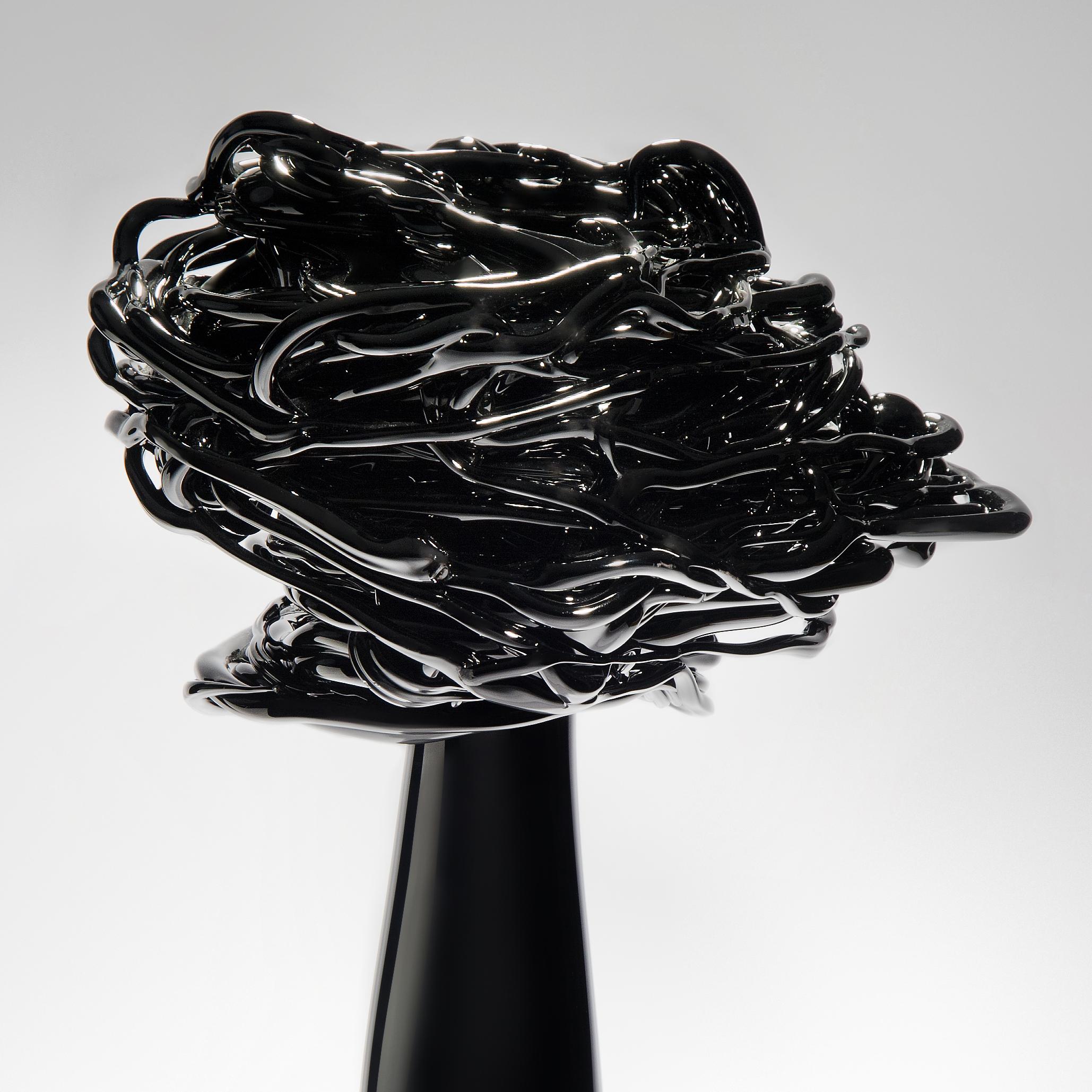 Wind der Nacht:: eine einzigartige Baumskulptur aus schwarzem Glas von Remigijus Kriukas (Organische Moderne) im Angebot