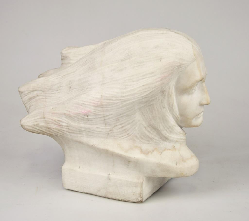 Der Wind ist eine Original-Marmorskulptur, die von einem anonymen Künstler in den 1920er Jahren geschaffen wurde.

Eine schöne Skulptur aus weißem Marmor, die ein weibliches Porträt als Personifizierung des Windes darstellt.

Gute Bedingungen.