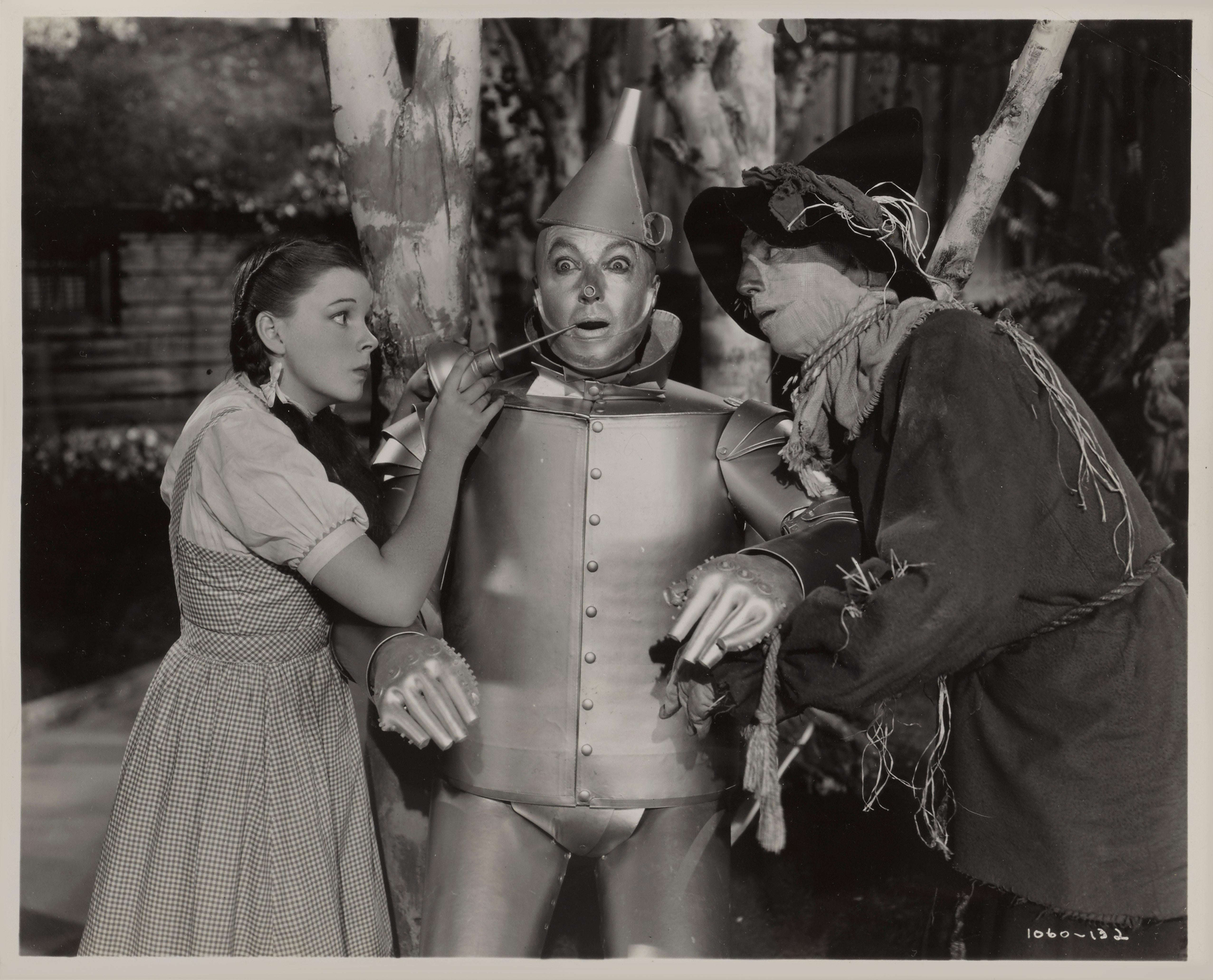 Originales schwarz-weißes Hochglanz-Fotostandbild aus dem Jahr 1939.
Nur wenige Filme erfreuen sich so anhaltender Beliebtheit wie die Verfilmung von L. Frank Baums Kinderroman Der Zauberer von Oz aus dem Jahr 1939. Judy Garland führt eine herrlich