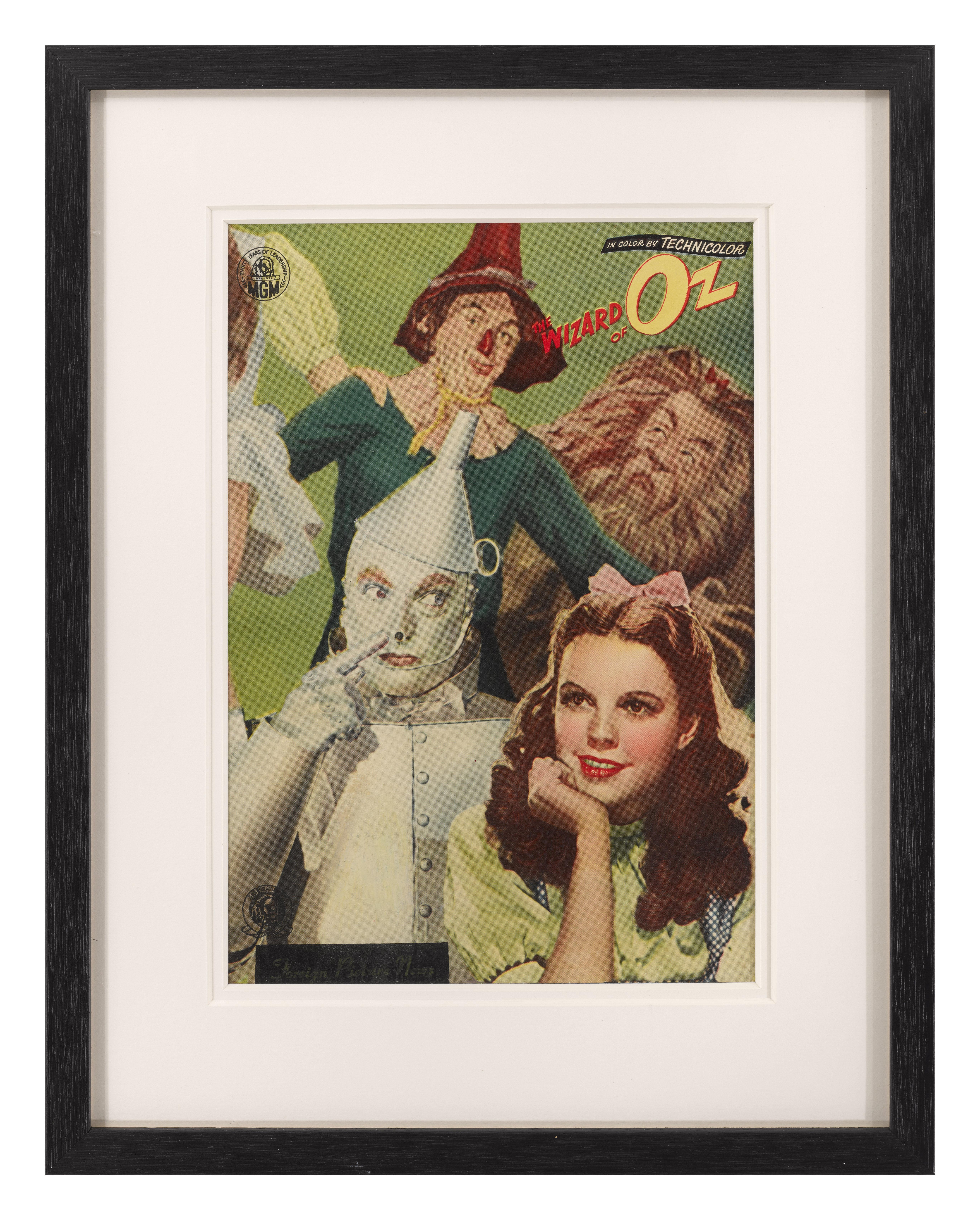 Originales japanisches Programmheft für The Wizard of Oz 1939.
Der Film wurde 1954 erstmals in Japan veröffentlicht.
Dieses Stück ist mit Konservierungspapier hinterlegt und konservatorisch gerahmt in einem Tulpenholzrahmen mit Passepartouts und