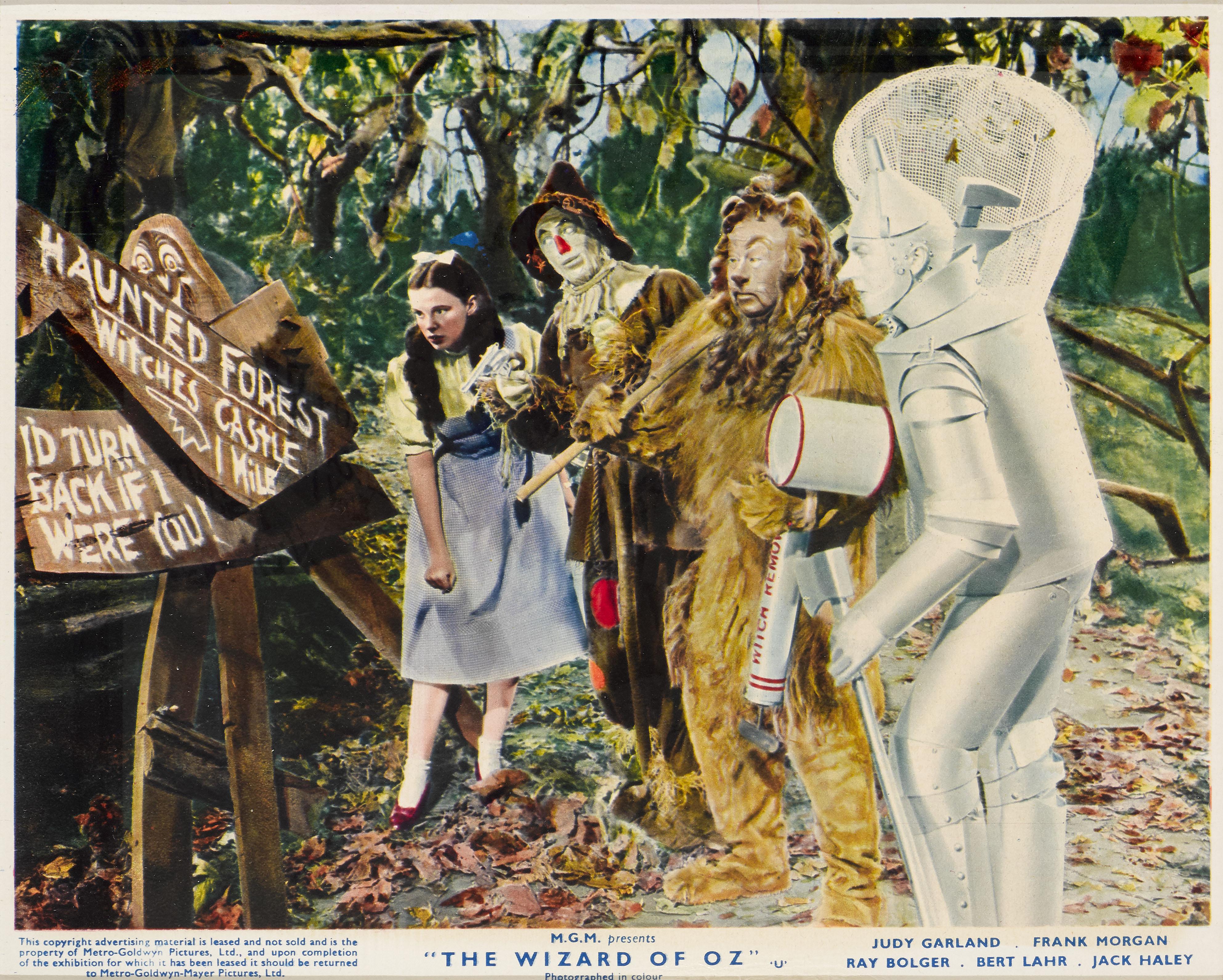 Originales britisches Front-of-House-Standbild für The Wizard of Oz.
Diese britischen Front-of-House-Stills sind das Äquivalent zu den Lobby-Cards in den USA.
Der Film kam 1939 in die Kinos. Dieses Standbild wurde verwendet, um für die