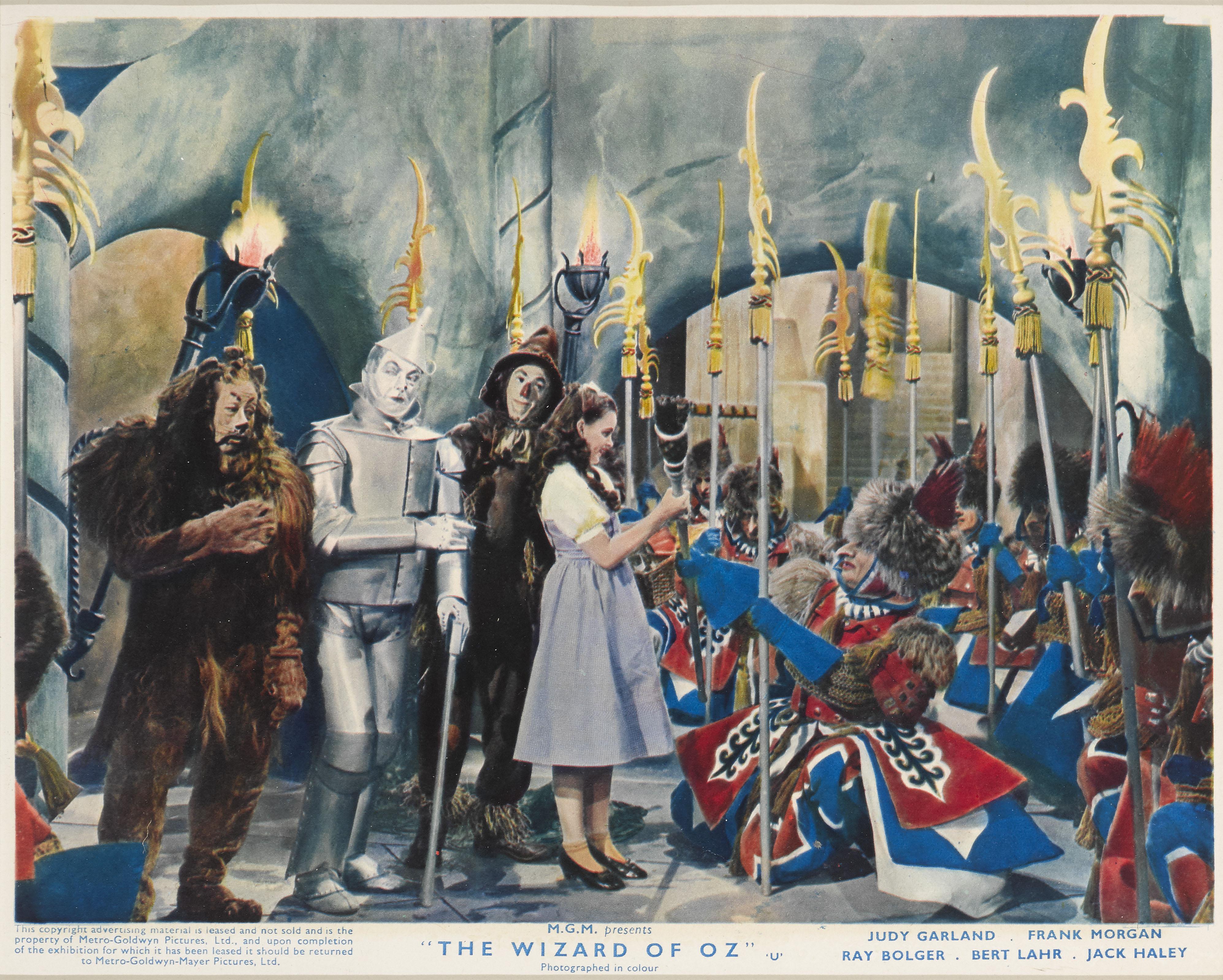 Originales britisches Front-of-House-Standbild für The Wizard of Oz.
Diese britischen Front-of-House-Stills sind das Äquivalent zu den Lobby-Cards in den USA.
Der Film kam 1939 in die Kinos. Dieses Standbild wurde verwendet, um für die