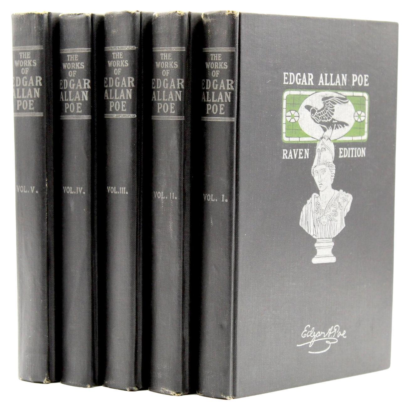 Poe, Edgar Allan, Le opere di Edgar Allan Poe. New York: F.A.I.P., 1904. Edizione Raven. Serie di cinque volumi. In cartoncino nero illustrato dell'editore, con la parte anteriore stampata in grigio e verde e la colonna vertebrale stampata in