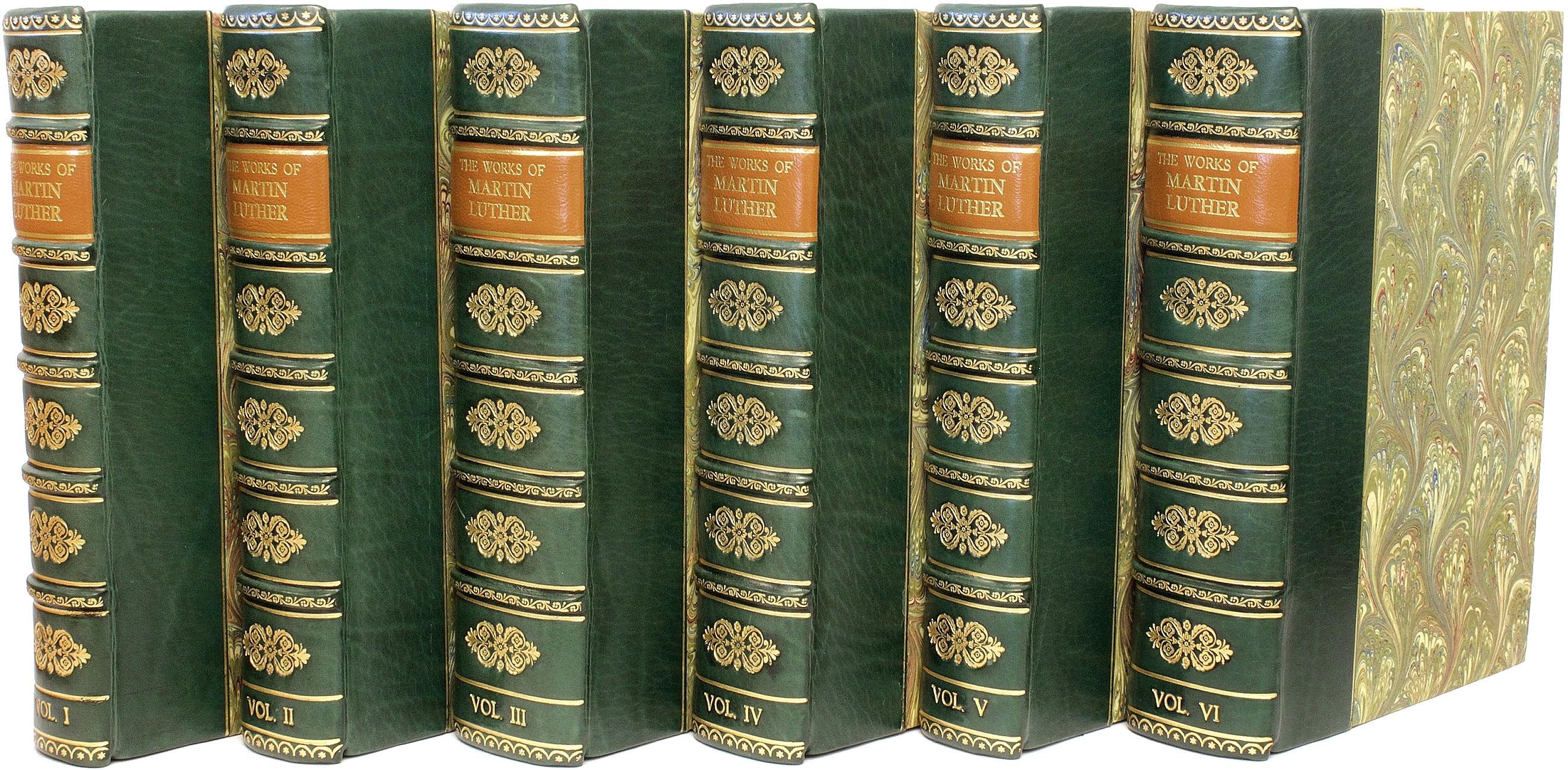 AUTOR: LUTHER, Martin. 

TÍTULO: Las obras de Martin Luther.

EDITOR: Filadelfia: Muhlenberg Press, 1943.

DESCRIPCIÓN: EDICIÓN DE FILADELFIA. 6 vols. encuadernados en 1/4 de becerro verde, lomos acanalados decorados en dorado, etiquetas de los