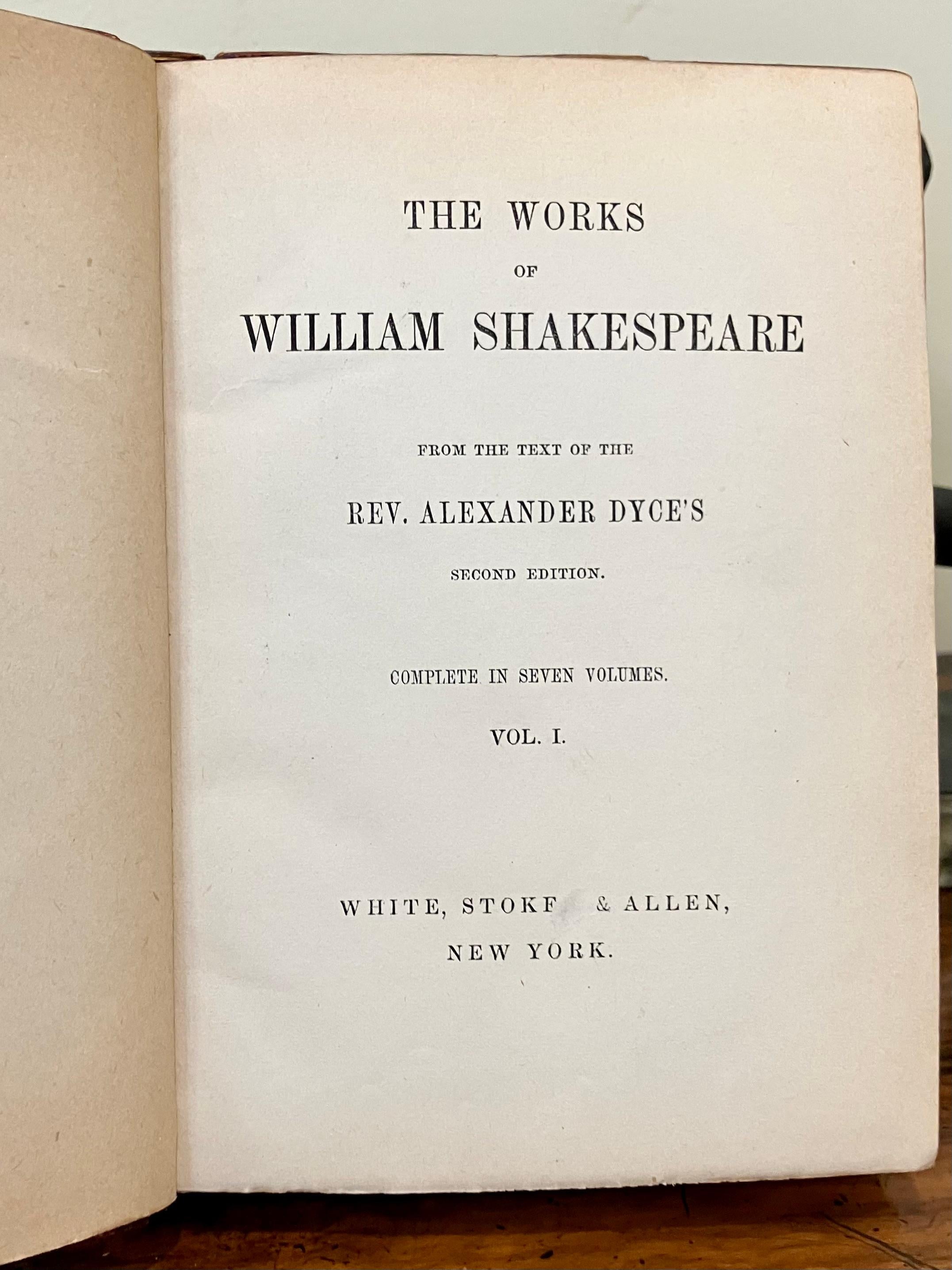 Les œuvres de Shakespeare en sept volumes reliés en cuir Bon état - En vente à San Francisco, CA