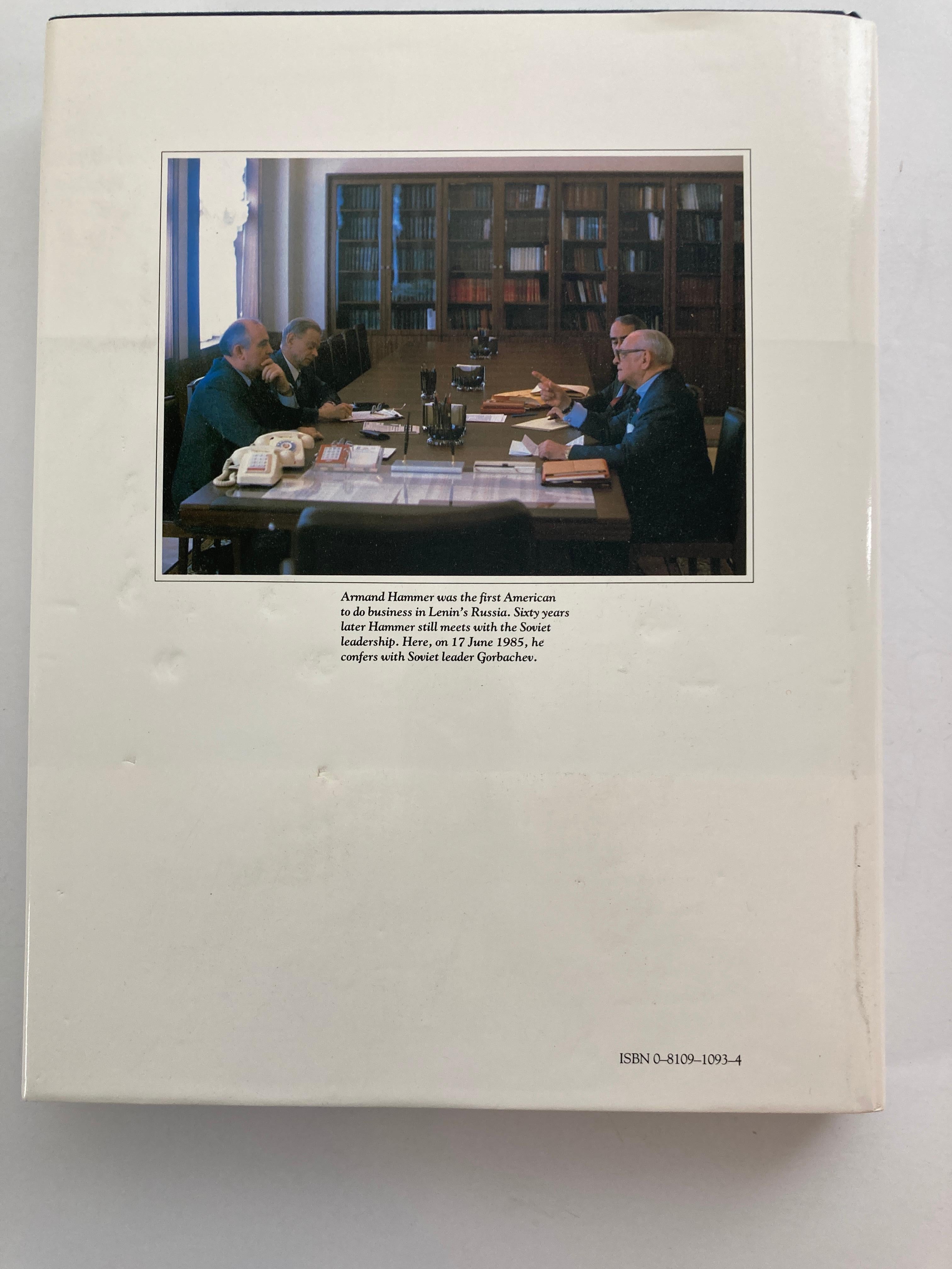 Classique américain The World of Armand Hammer par John Bryson, livre de table à café à couverture rigide en vente