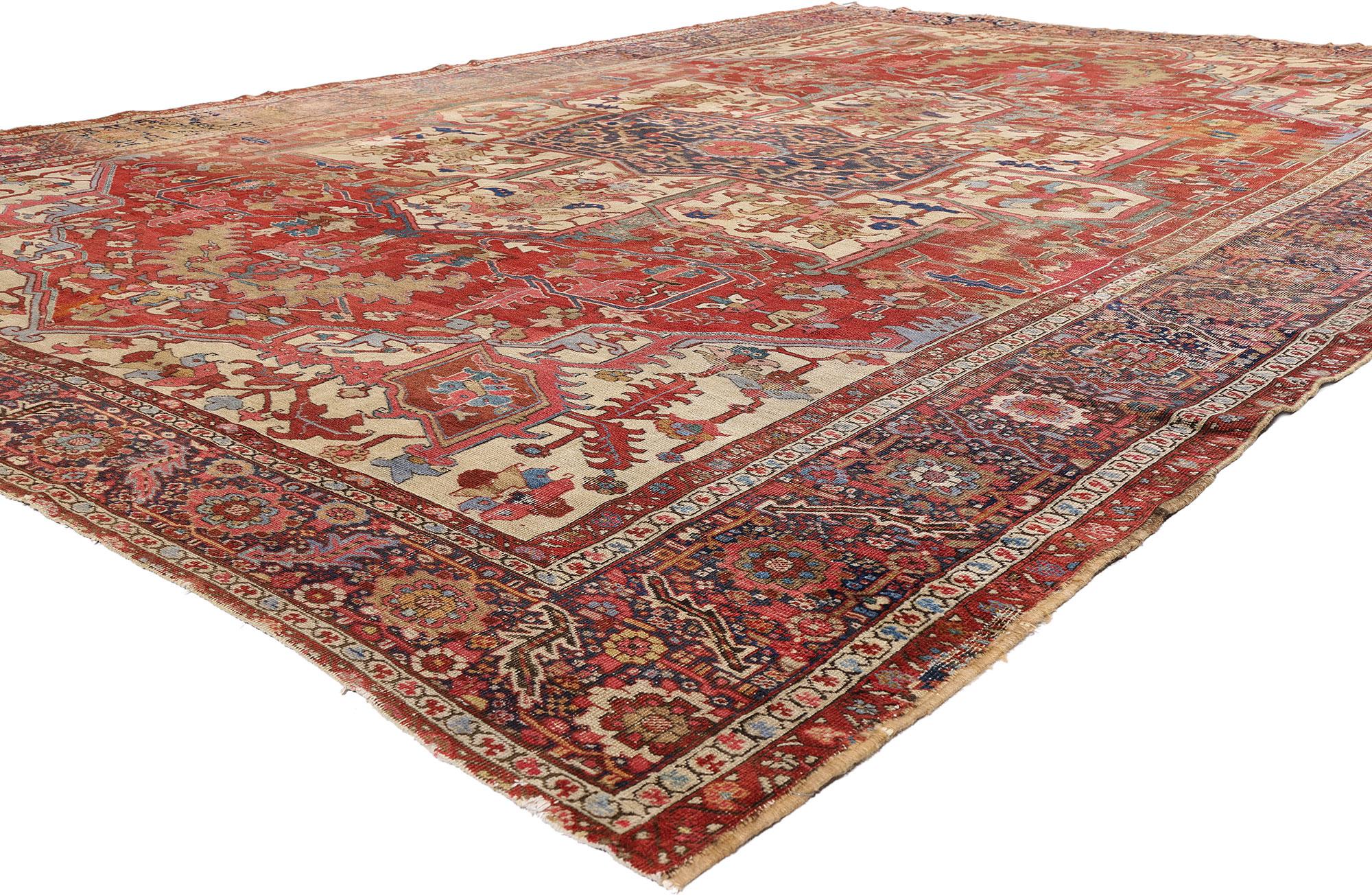 79290 Fin du 19e siècle, ancien tapis persan Serapi, 11'02 x 15'03. Entrez dans la grandeur du patrimoine persan avec ce tapis Serapi en laine noué à la main à la fin du XIXe siècle, un chef-d'œuvre d'art intemporel et de raffinement aristocratique.