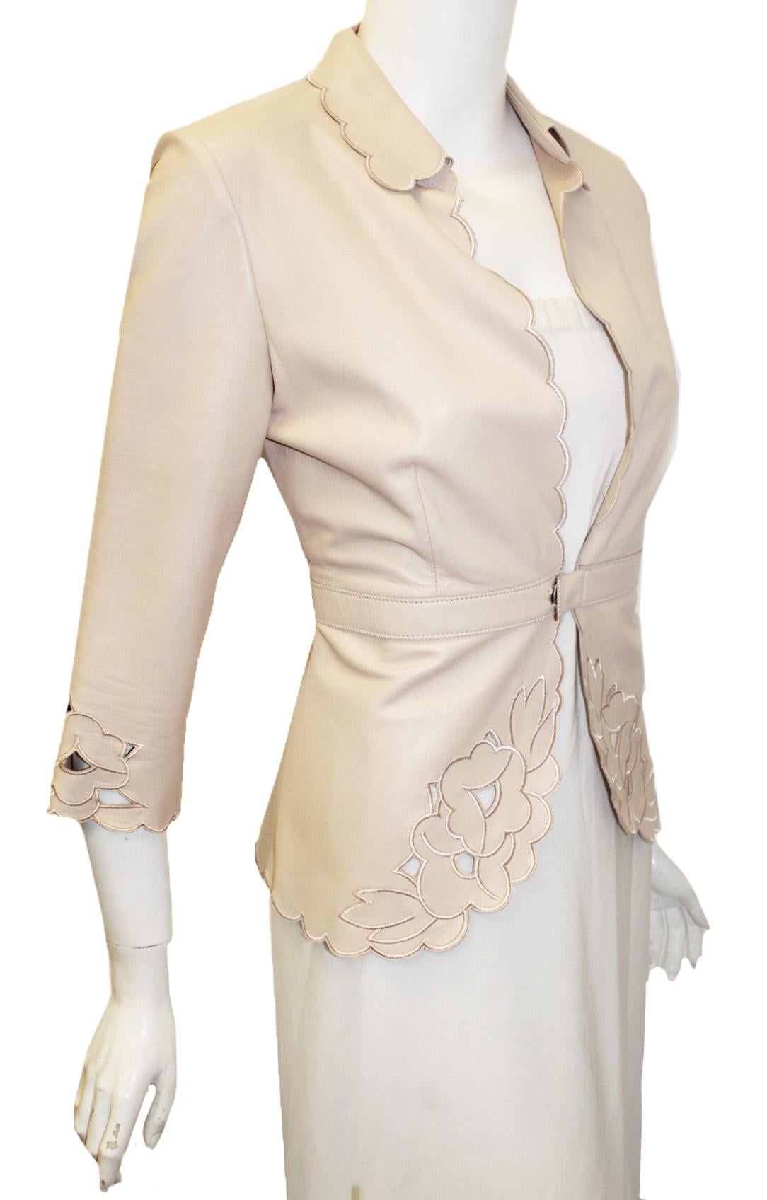 The Wrights Beige Laser Cut Embroidered Jacket w/ Scalloped Edges Size 6 US  In Excellent Condition For Sale In Palm Beach, FL