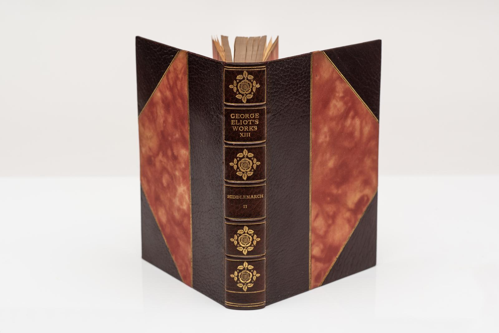 25 volumi. George Eliot. Gli scritti e la vita di J.W. Croce. Edizione in carta grande, limitata a 750 copie, questa è la n. 82. Rilegata in 3/4 di marocchino marrone, tavole e carte intestate marmorizzate, bordi superiori dorati, bande in rilievo,