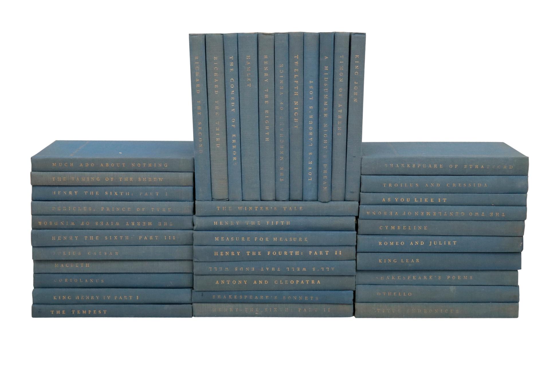 The Yale Shakespeare, complete 40 volume set. Printed in the United States of America between 1919 and 1964. Published by the Yale University Press. Hardcovers. Titles inluded are;

The Comedy of Errors
Julius Caesar
The Taming of The