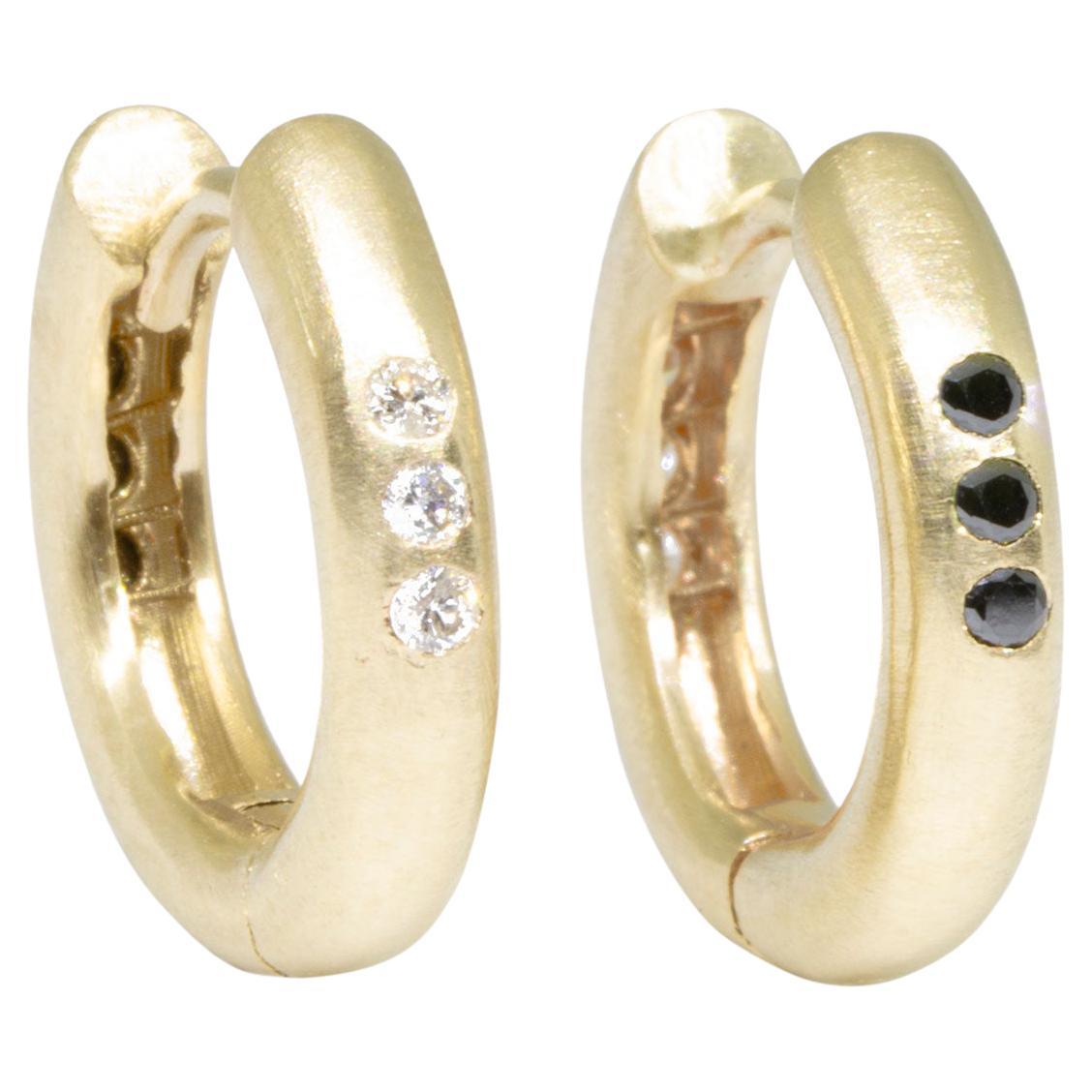 Zen Zen - Huggies réversibles en or 18 carats avec diamants noirs et blancs en vente