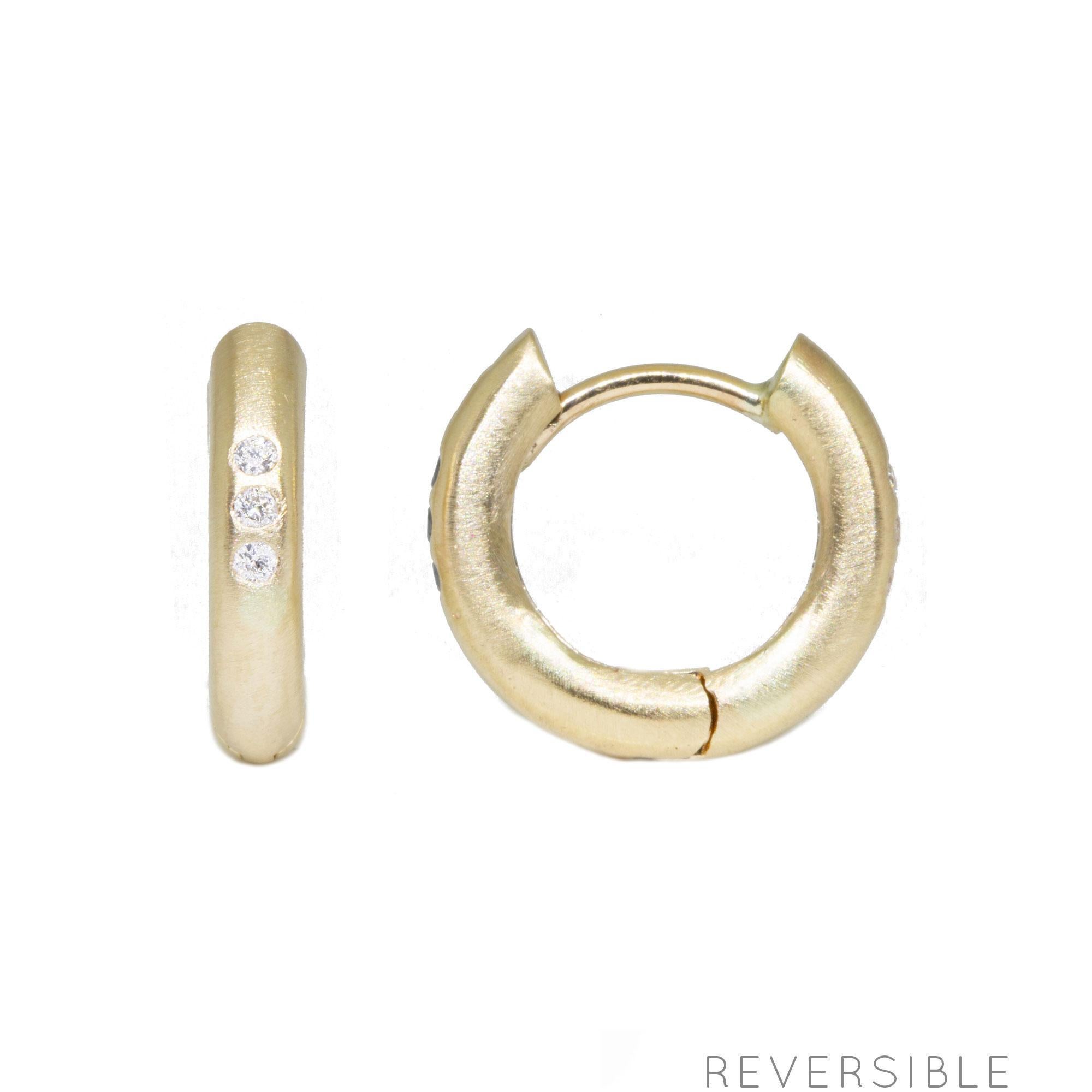 Des diamants pour le jour, des émeraudes pour la nuit : Nous avons conçu une version du populaire petit anneau qui est complètement réversible. Chaque style comporte deux types de pierres précieuses - l'une est orientée vers l'extérieur, et il