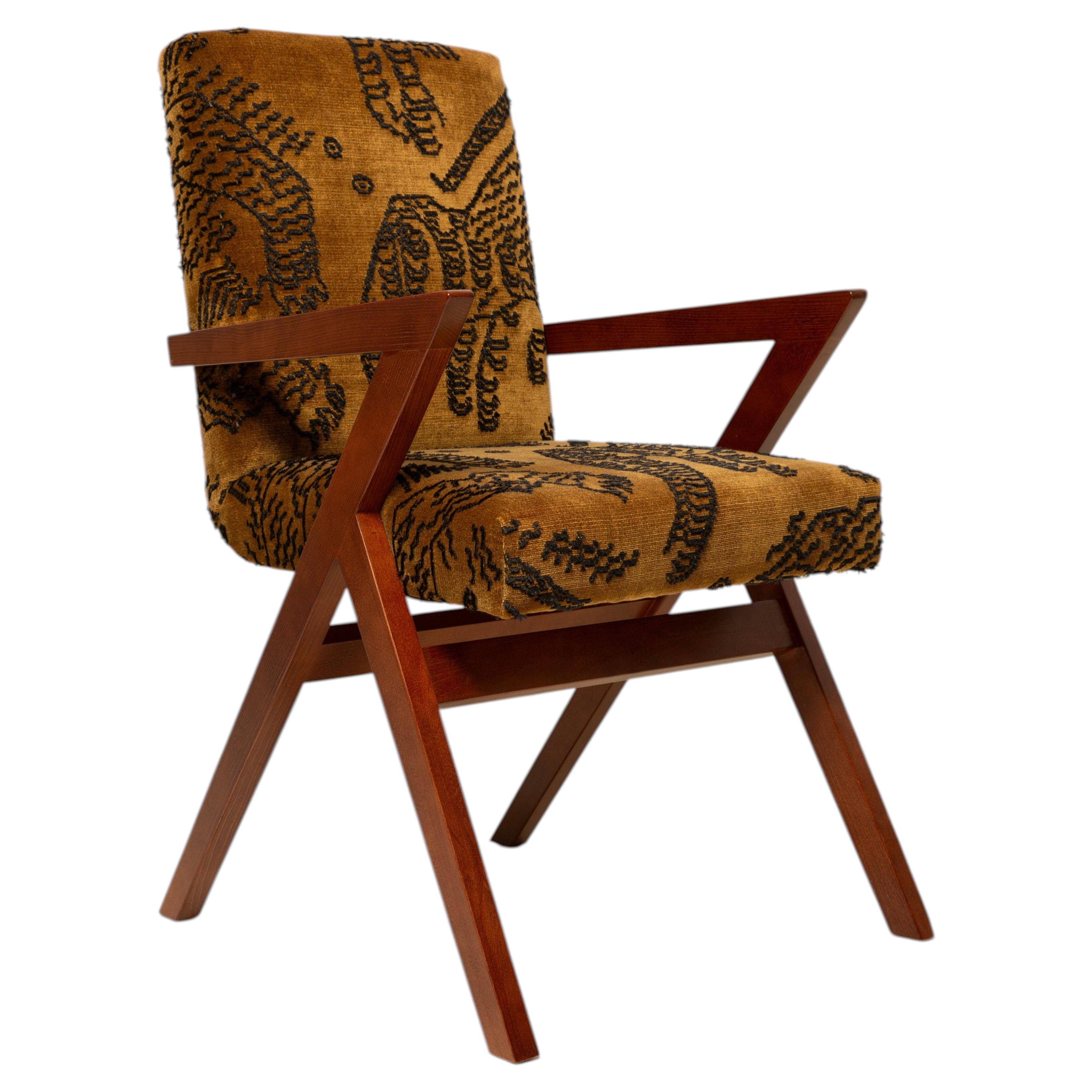 La sedia da pranzo Zet in velluto jacquard Tiger Mountain di Dedar, Vintola Studio
