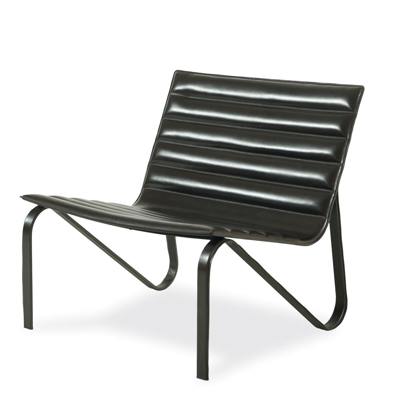 A versatile seating option that is modern and sophisticated, this chair exudes Industrial allure and will be a stunning addition to a modern living room, study or bedroom. Its sinuous stricture in metal supports a seat and back in plywood covered in