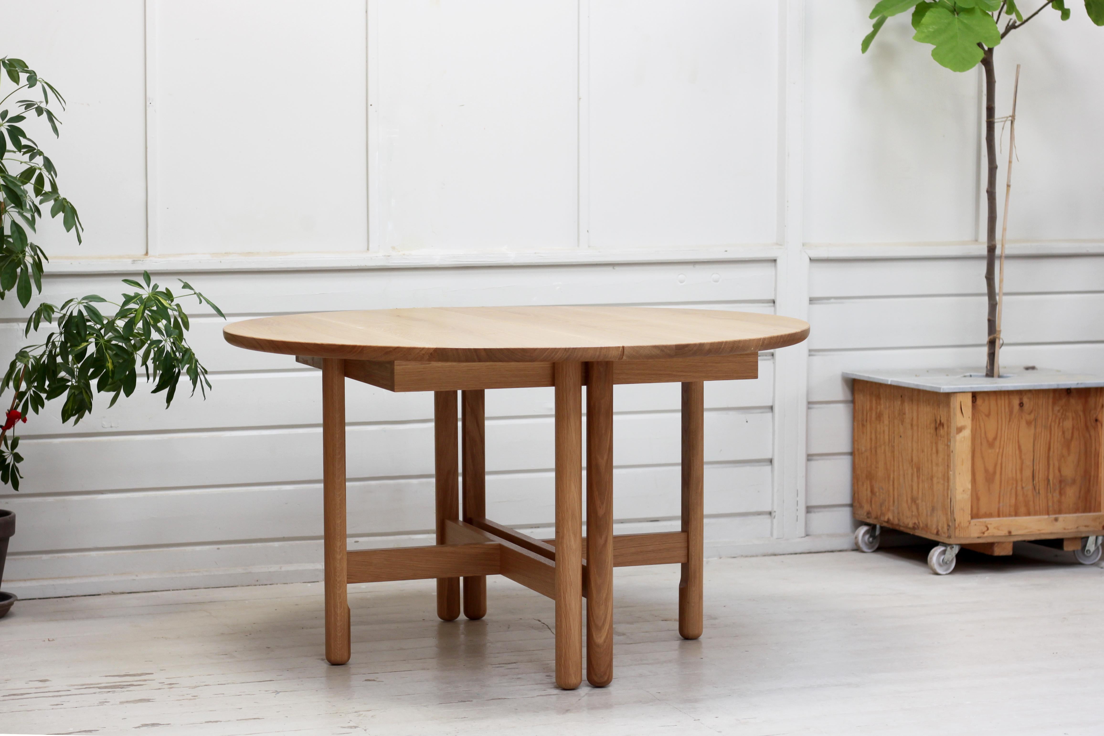 Moderne Table de salle à manger Thea faite main, extensible Ø130cm - Oak - par BACD studio en vente
