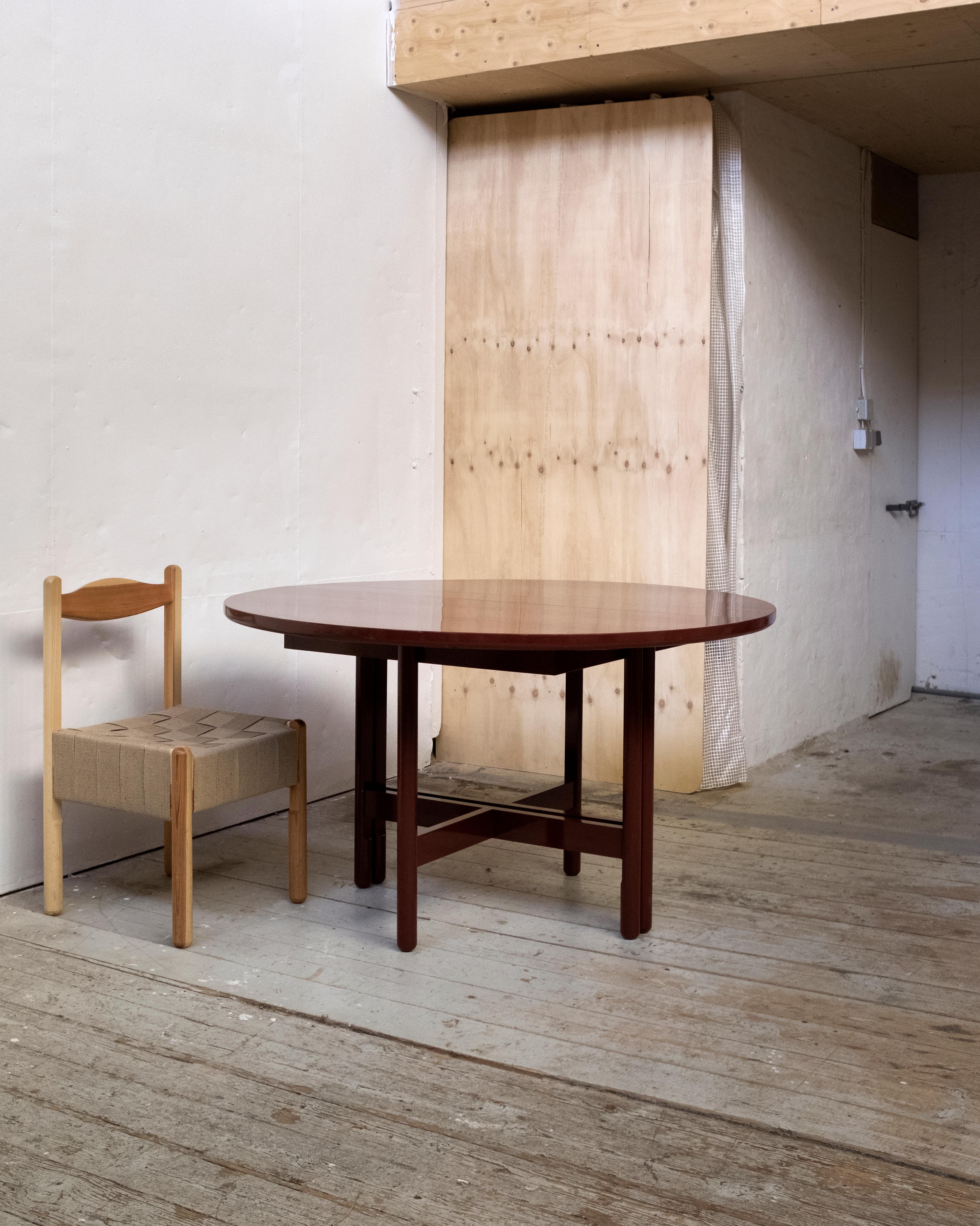 Danois Table de salle à manger Thea, extensible Ø130cm - Chêne peint - par BACD studio en vente