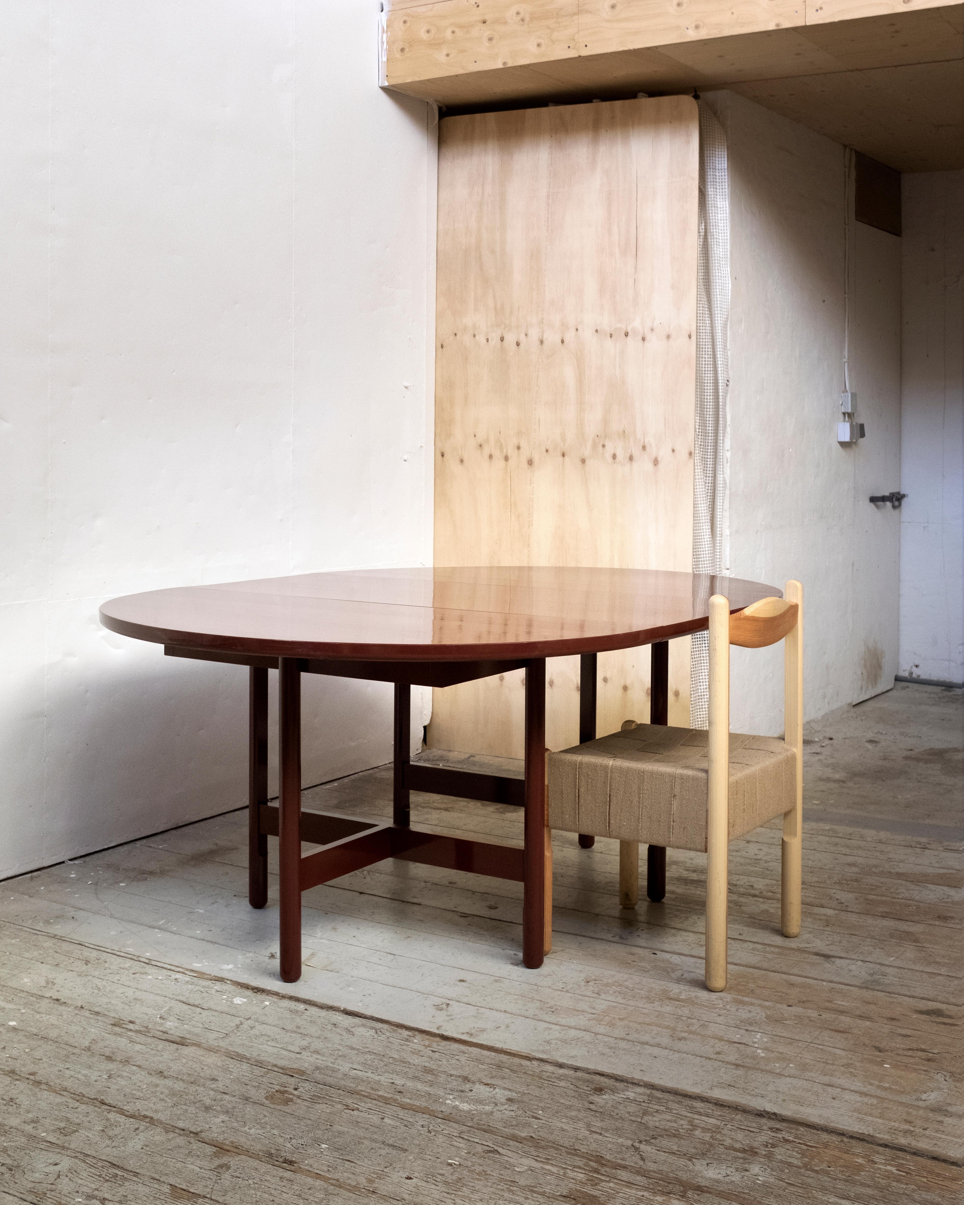Peint Table de salle à manger Thea, extensible Ø130cm - Chêne peint - par BACD studio en vente