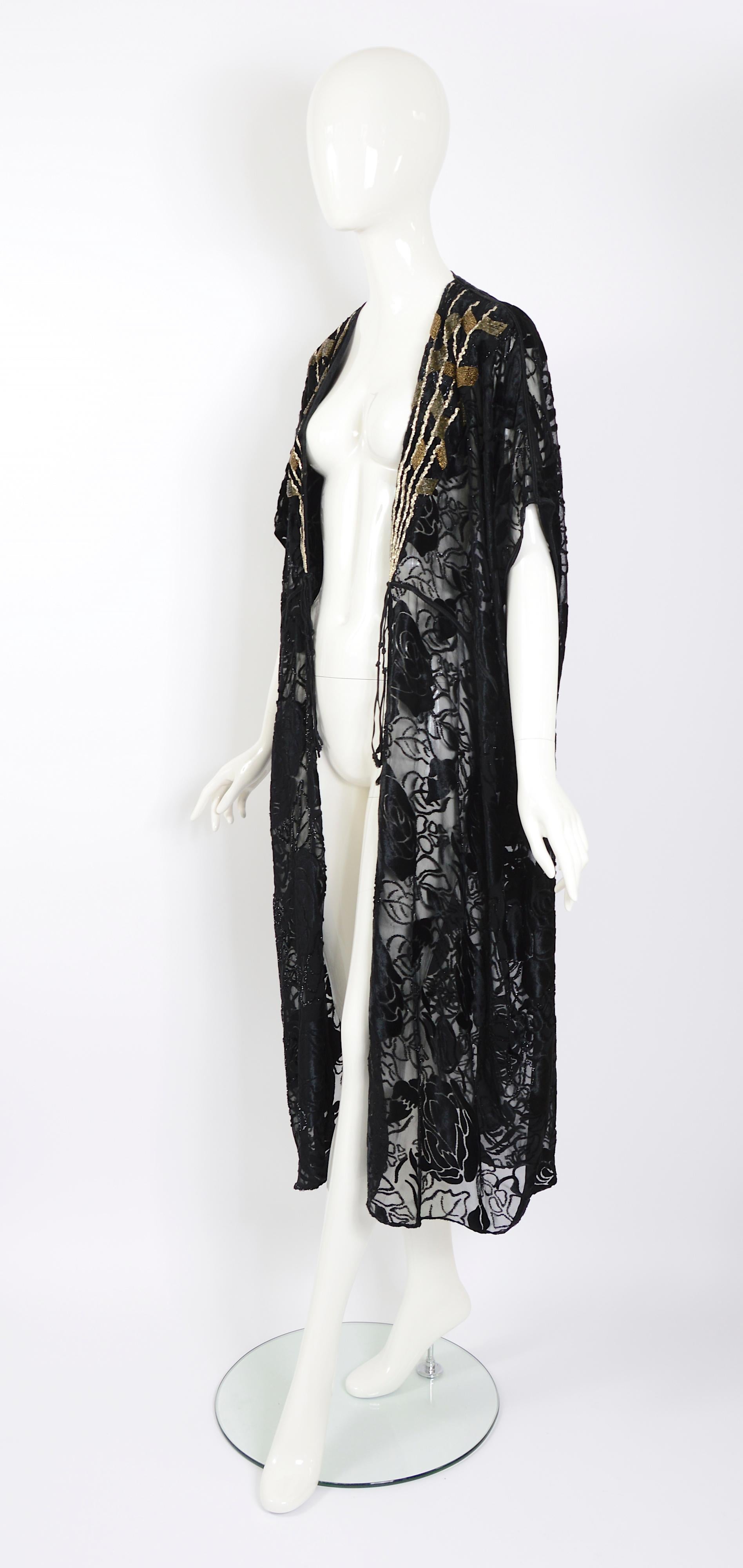 Titre : Abaya brodée en velours de soie noire vintage Thea Porter couture, 1977  en vente 6