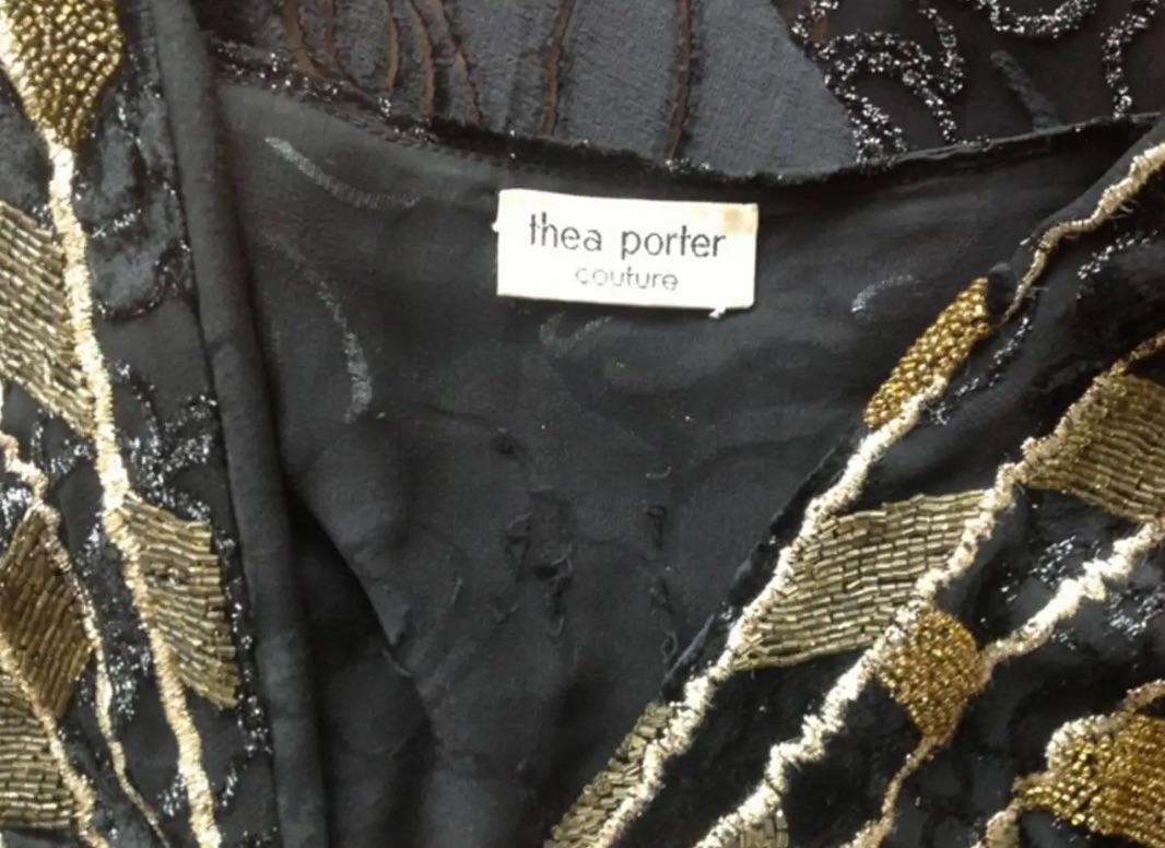Titre : Abaya brodée en velours de soie noire vintage Thea Porter couture, 1977  en vente 9