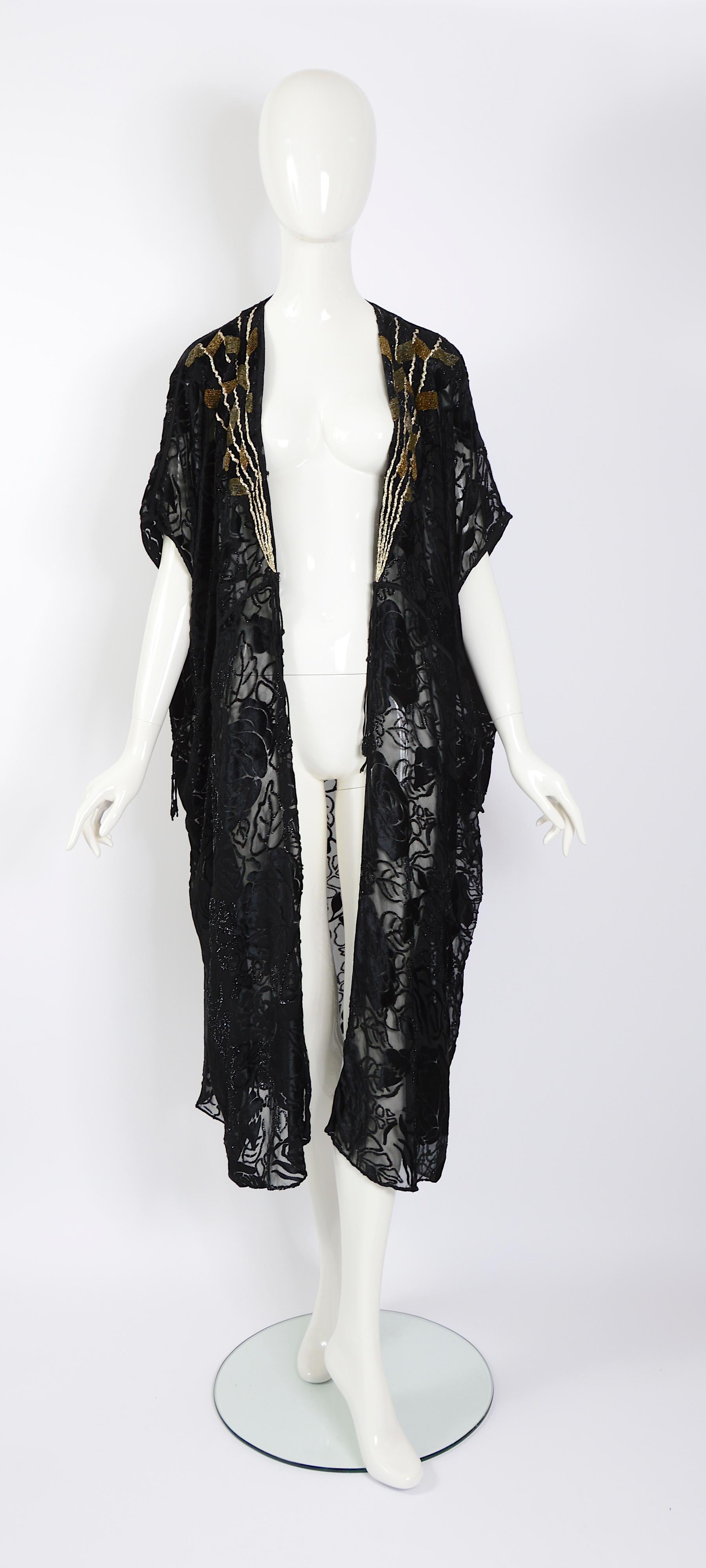 Noir Titre : Abaya brodée en velours de soie noire vintage Thea Porter couture, 1977  en vente