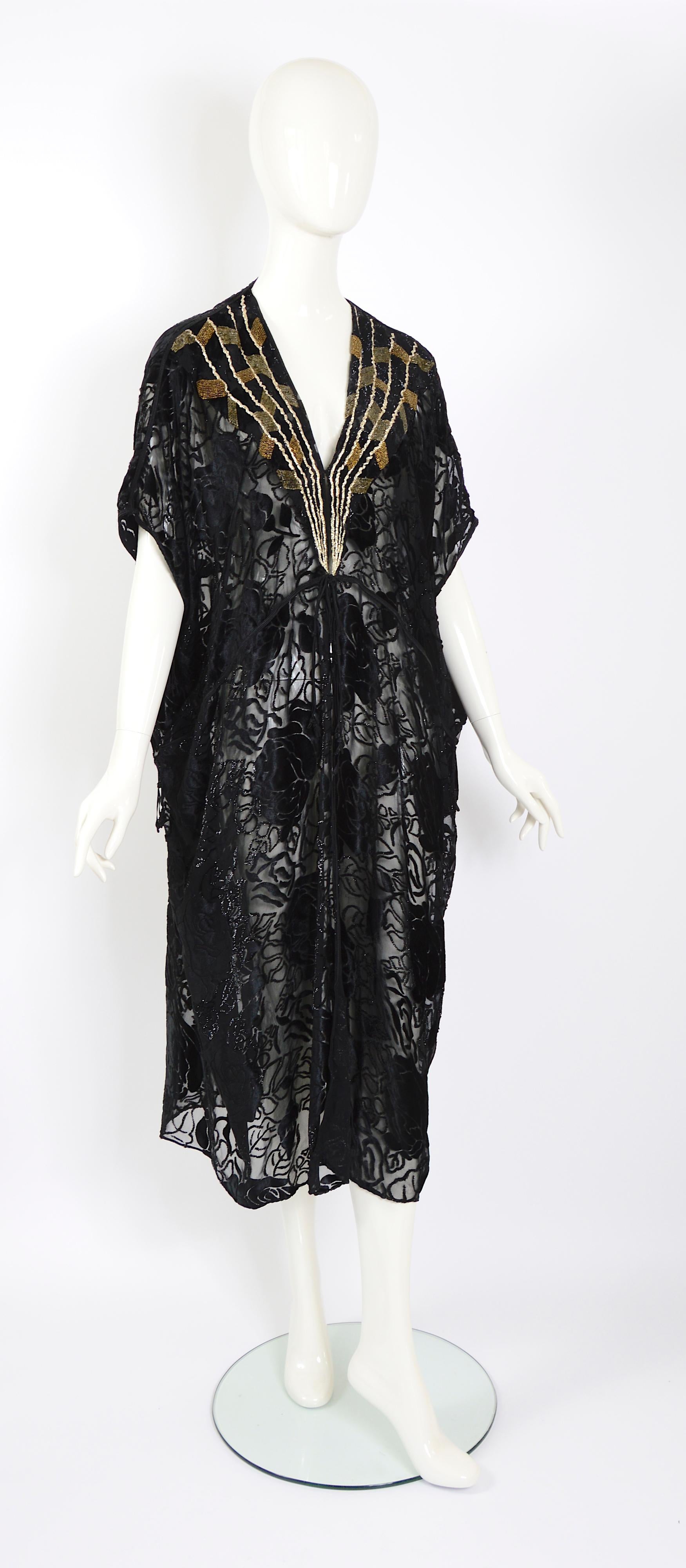 Titre : Abaya brodée en velours de soie noire vintage Thea Porter couture, 1977  Excellent état - En vente à Antwerpen, Vlaams Gewest