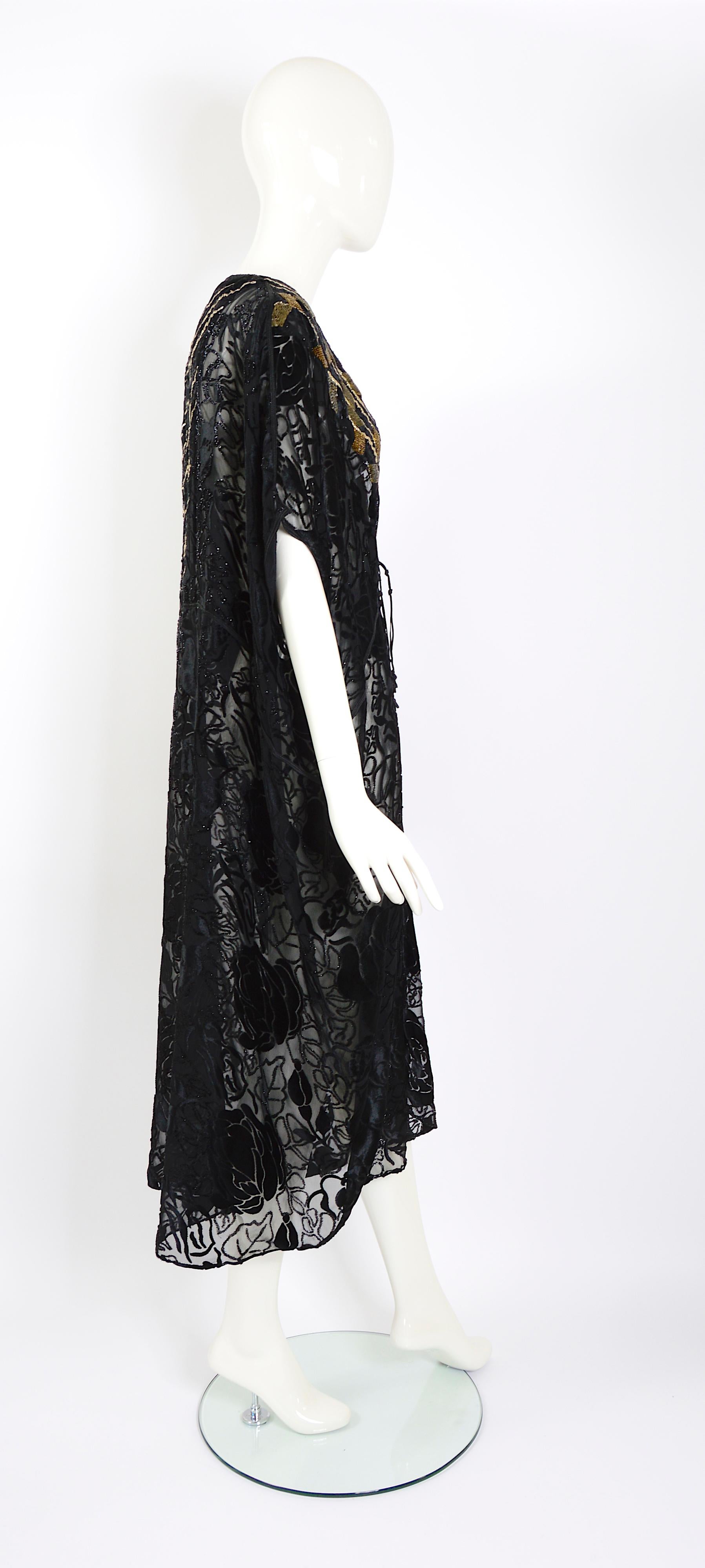 Titre : Abaya brodée en velours de soie noire vintage Thea Porter couture, 1977  en vente 1