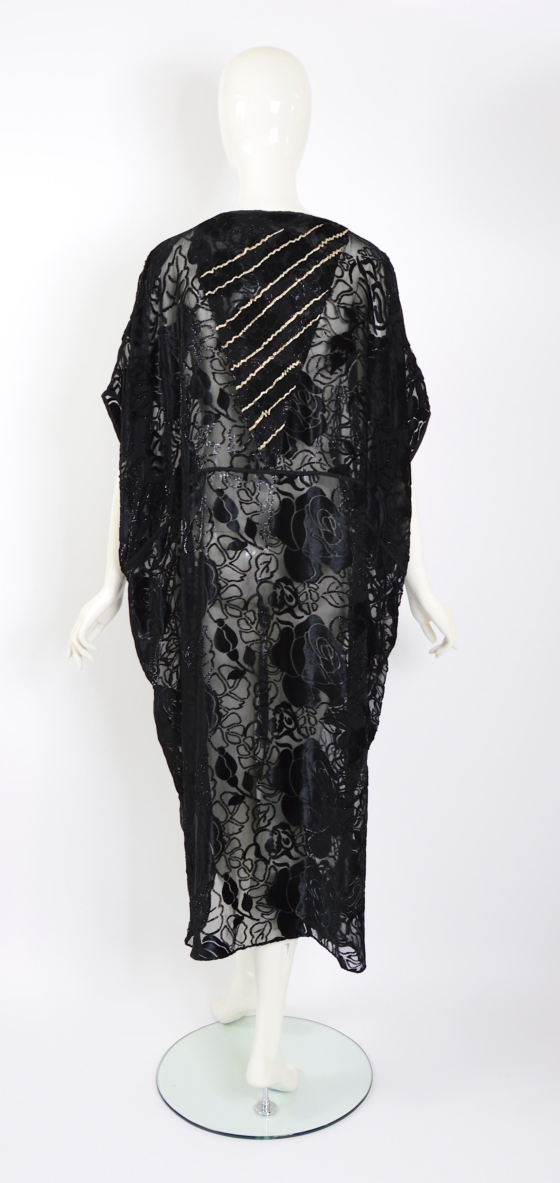 Titre : Abaya brodée en velours de soie noire vintage Thea Porter couture, 1977  en vente 3