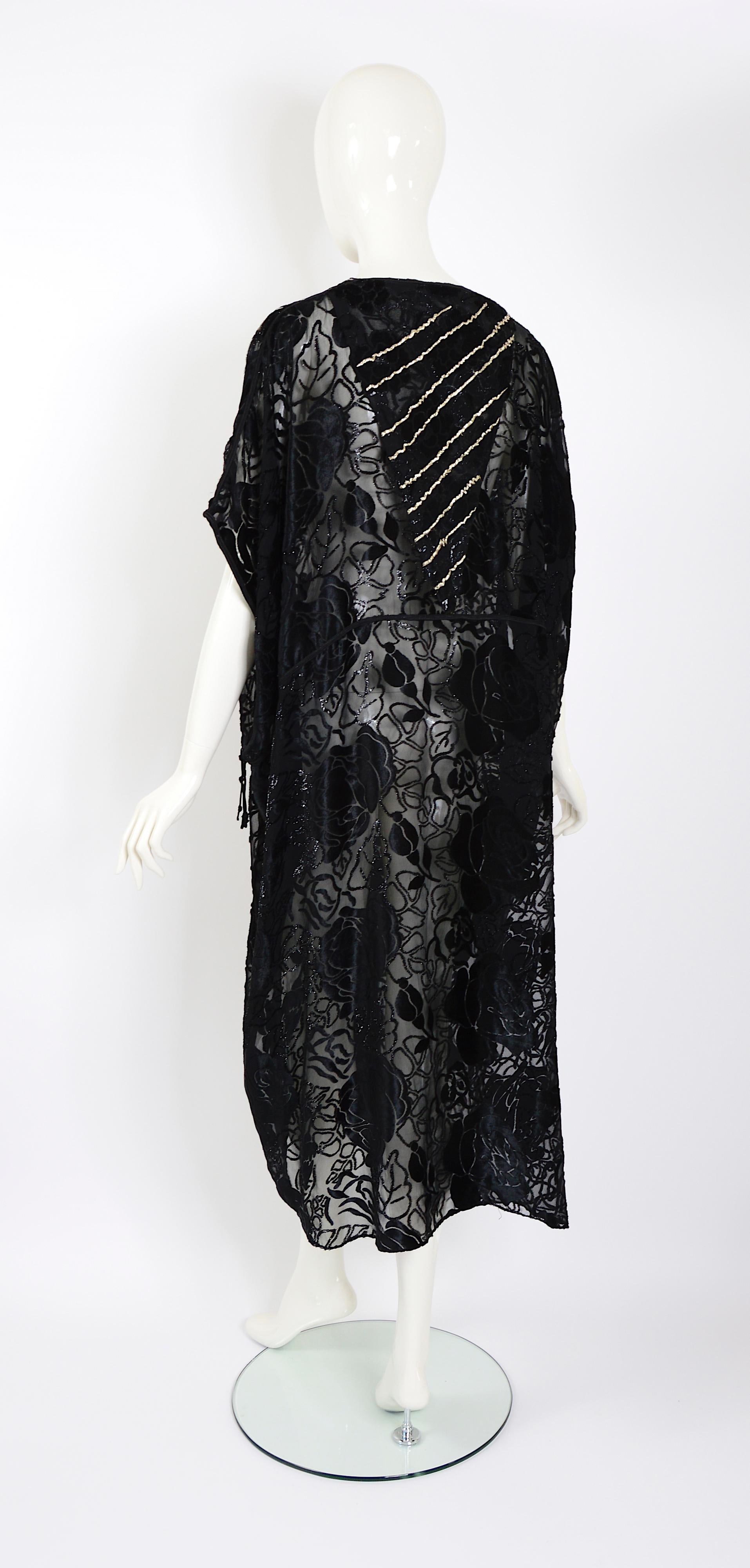 Titre : Abaya brodée en velours de soie noire vintage Thea Porter couture, 1977  en vente 4
