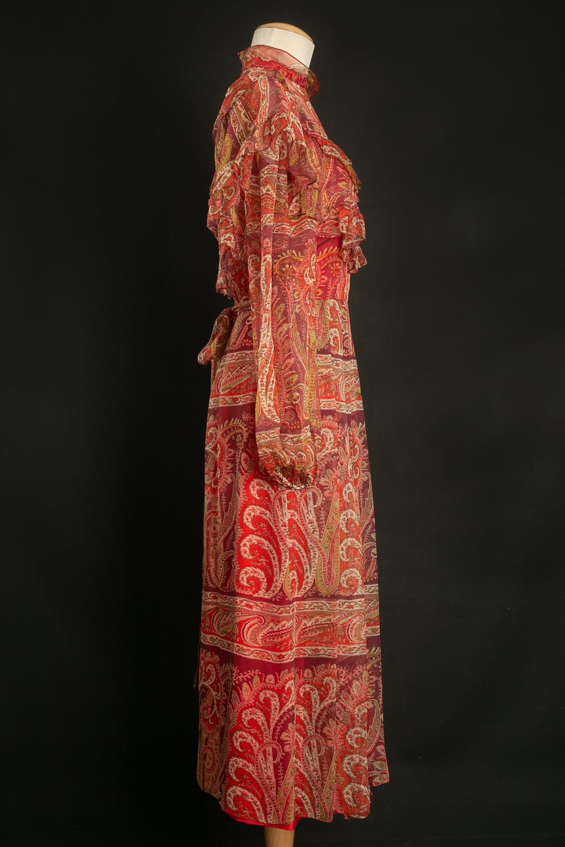 Thea Porter -(Made in France) Robe longue en mousseline de soie avec cachemire. Pas de taille indiquée, convient à un 36FR.

Informations complémentaires : 
Dimensions : Épaules : 35 cm, Poitrine : 44 cm, Taille : 30 cm, Longueur des manches : 66