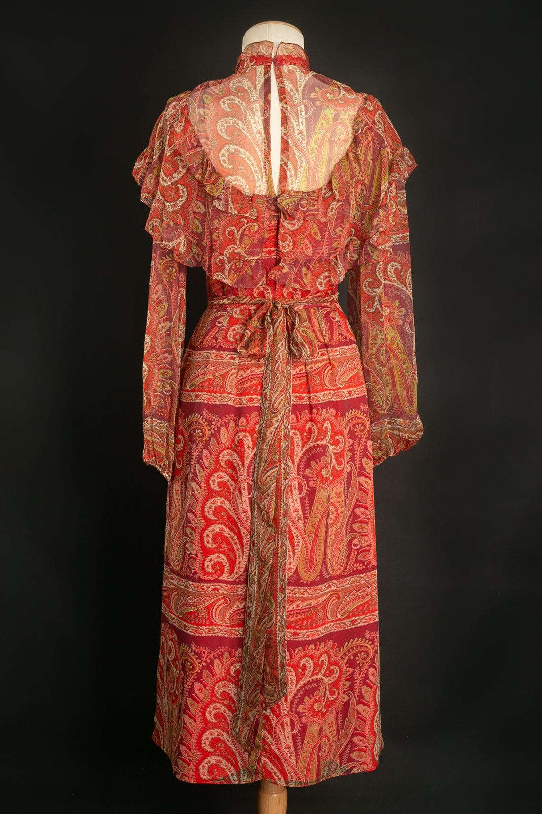 Marron Thea Porter - Robe en mousseline de soie imprimée avec cachemire en vente